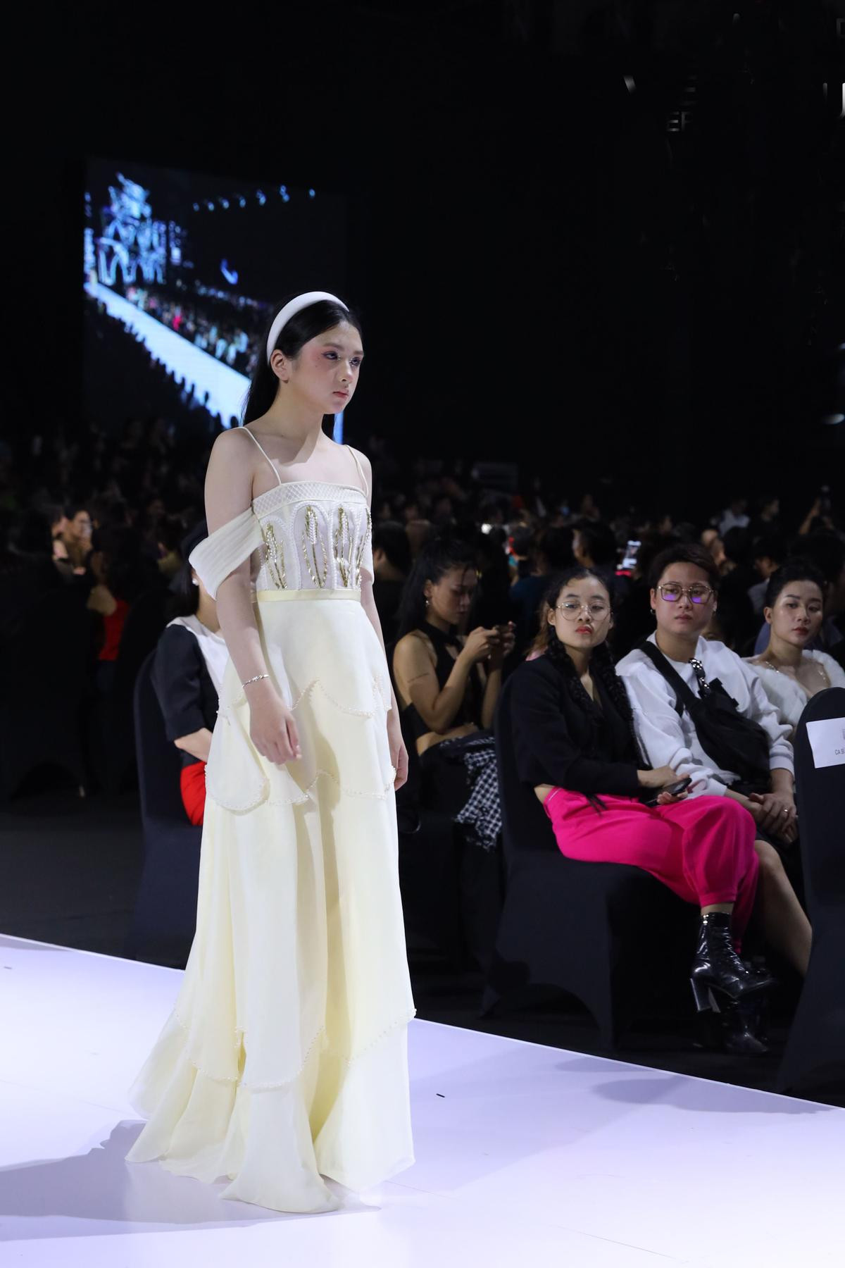 Không thể rời xem 'bản sao nhí' Hoa hậu Hương Giang catwalk với những bộ cánh ngọt ngào, nữ tính Ảnh 3