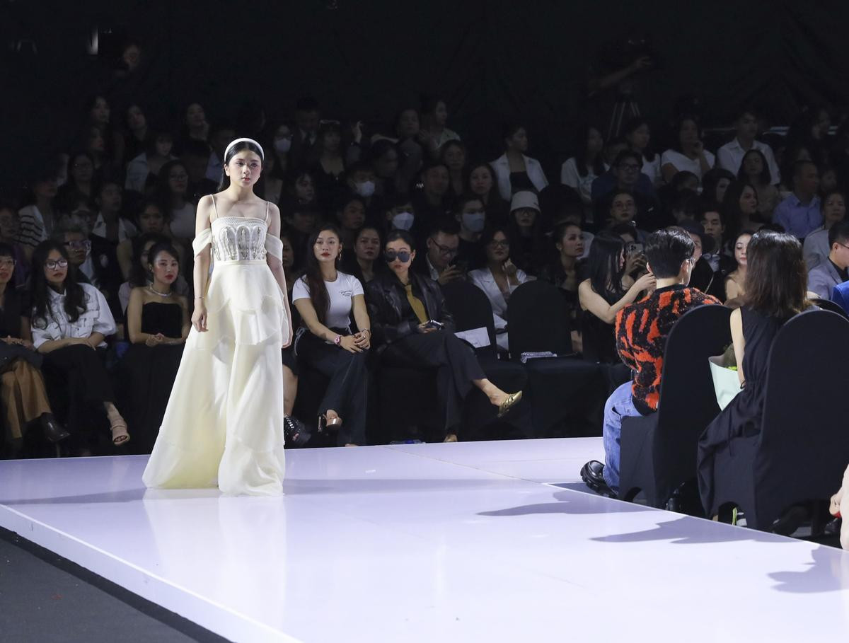 Không thể rời xem 'bản sao nhí' Hoa hậu Hương Giang catwalk với những bộ cánh ngọt ngào, nữ tính Ảnh 2