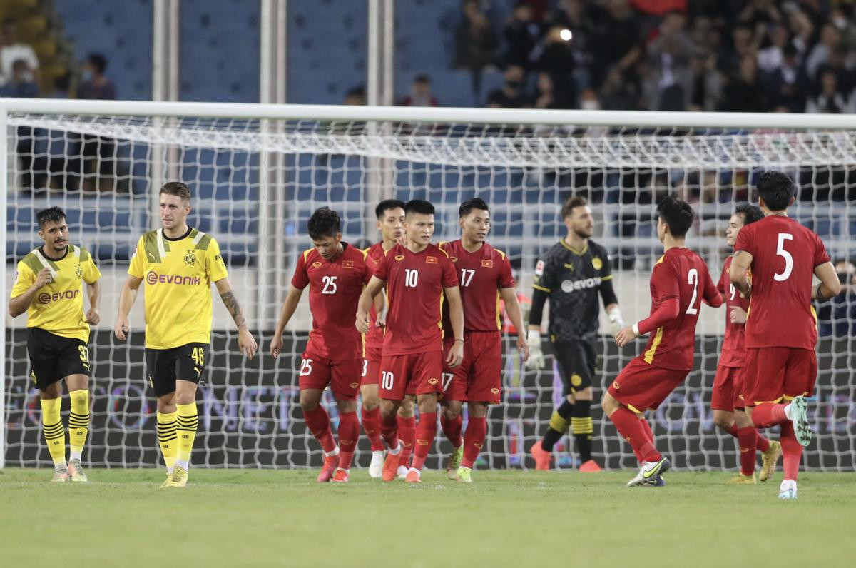 Trọng tài và xà ngang gây hài hước trong ngày Việt Nam thắng Dortmund Ảnh 7