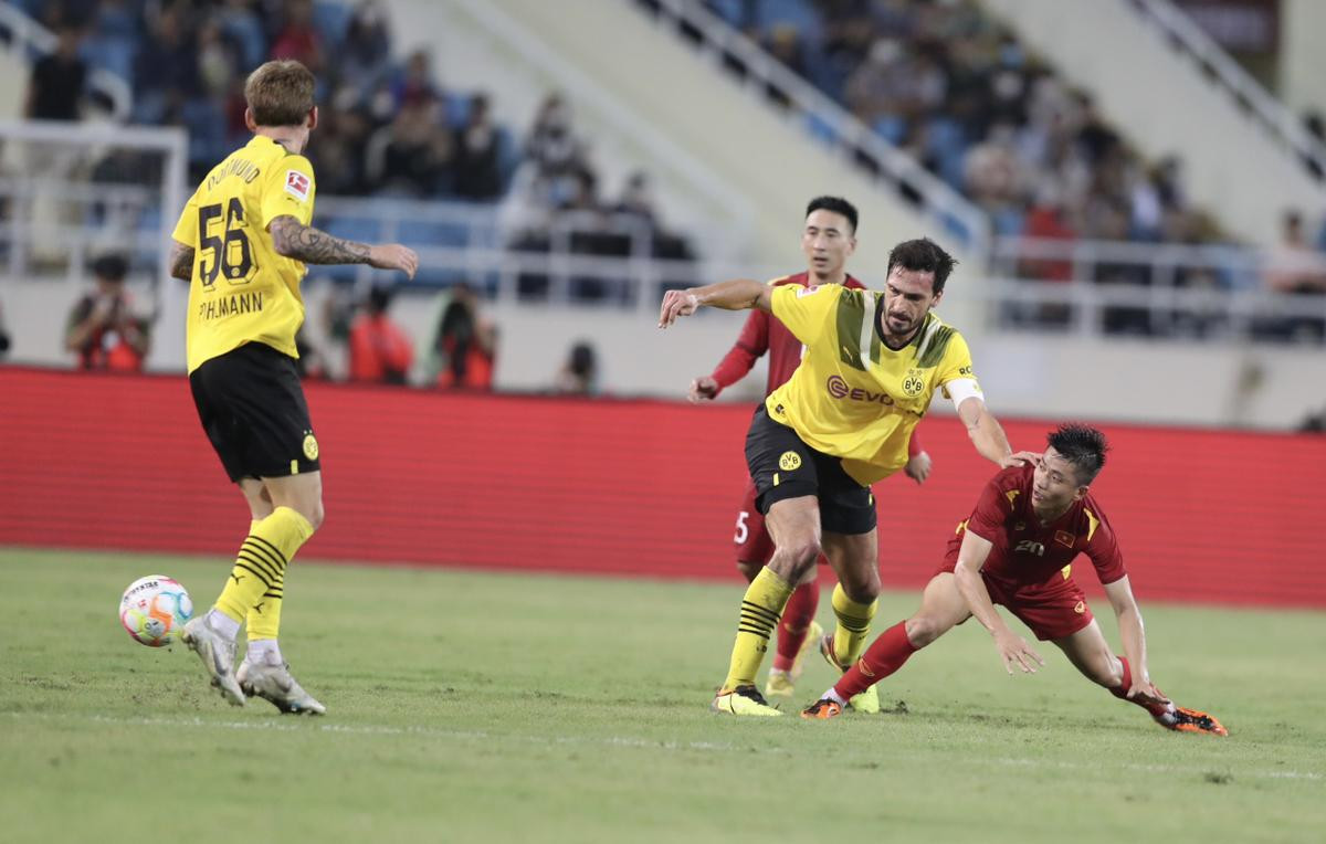 Trọng tài và xà ngang gây hài hước trong ngày Việt Nam thắng Dortmund Ảnh 4