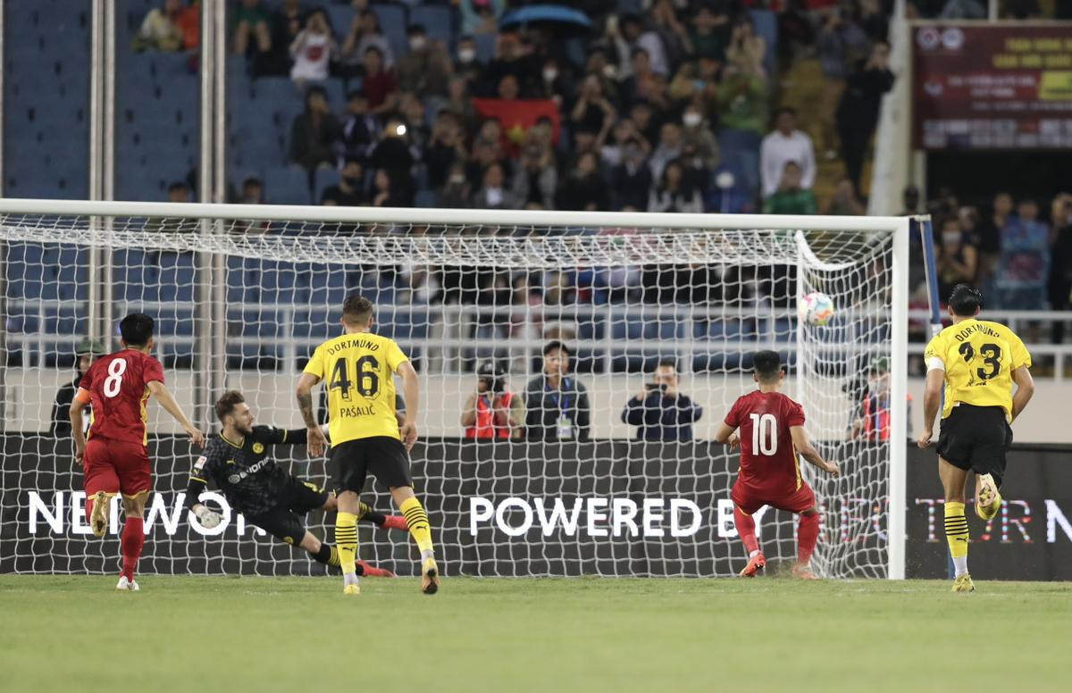 Trọng tài và xà ngang gây hài hước trong ngày Việt Nam thắng Dortmund Ảnh 6