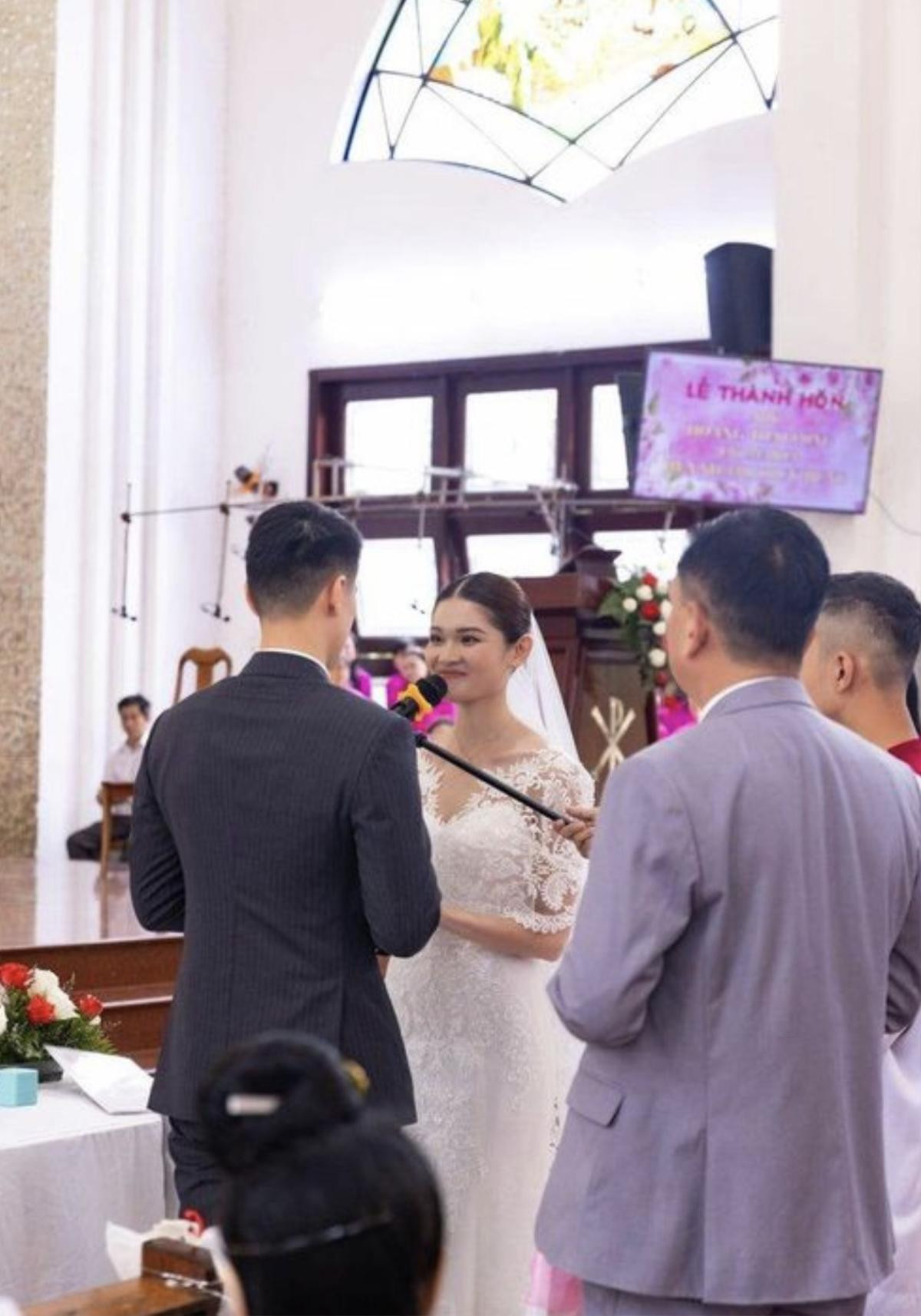 Thuỳ Dung và bạn trai tổ chức nghi lễ tại nhà thờ, cả hai nói lời thề nguyện, trao nhau ánh mắt tình tứ Ảnh 2