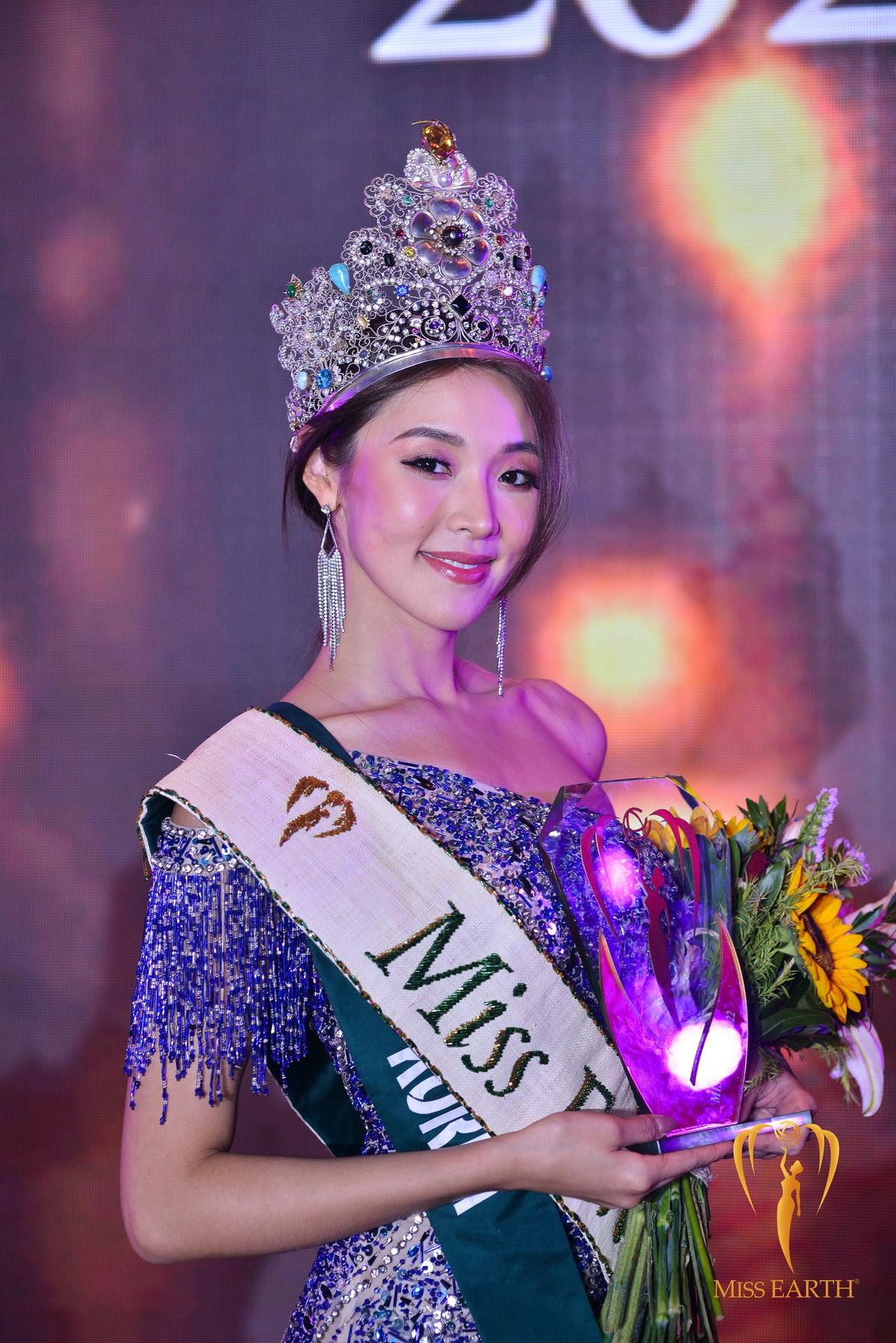 Tân Miss Earth 'nuốt mic' trả lời phỏng vấn: Cuốn hút không thua kém gì các Miss Universe Ảnh 1