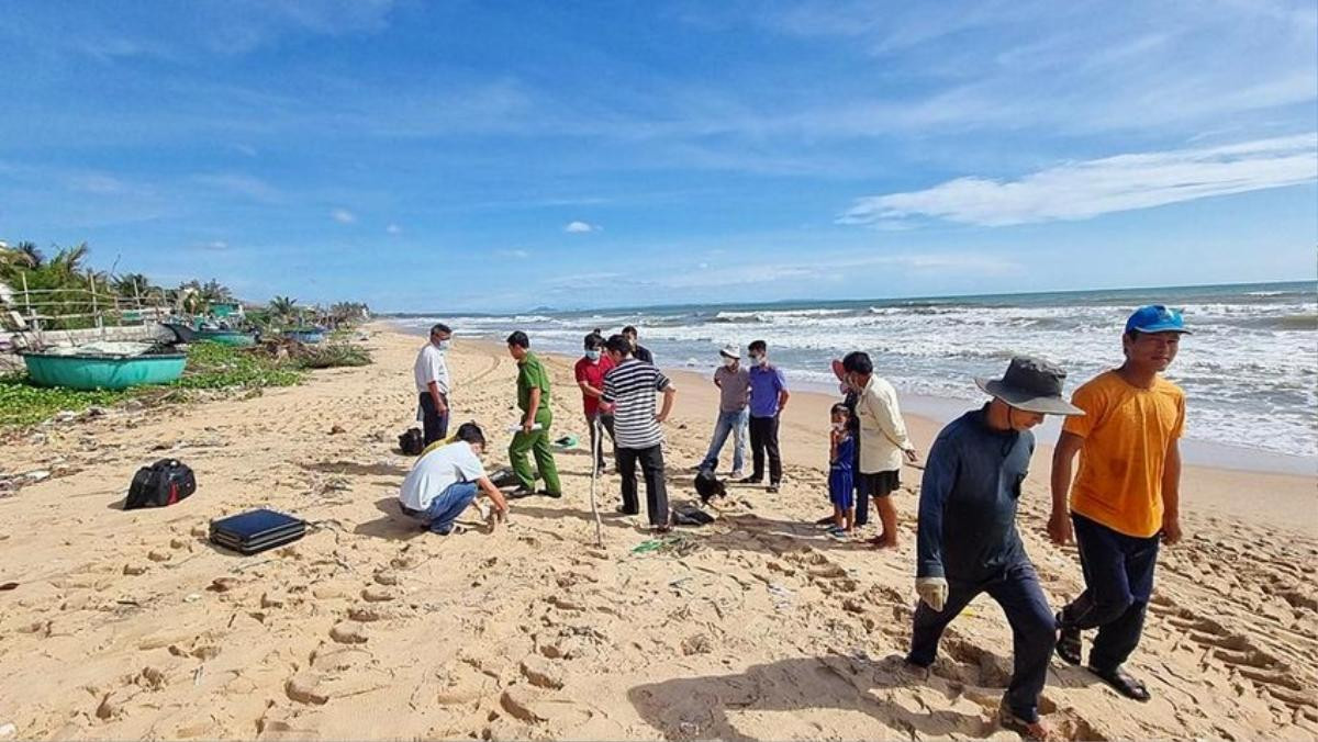 Phan Thiết: Ngư dân 'kinh hồn bạt vía' phát hiện một cẳng chân người nằm trên cát Ảnh 1