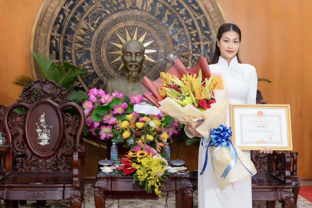 Hoa hậu Thiên Ân diện áo dài trắng khi trở về thăm quê, ghi điểm bởi sự mộc mạc, giản dị Ảnh 9