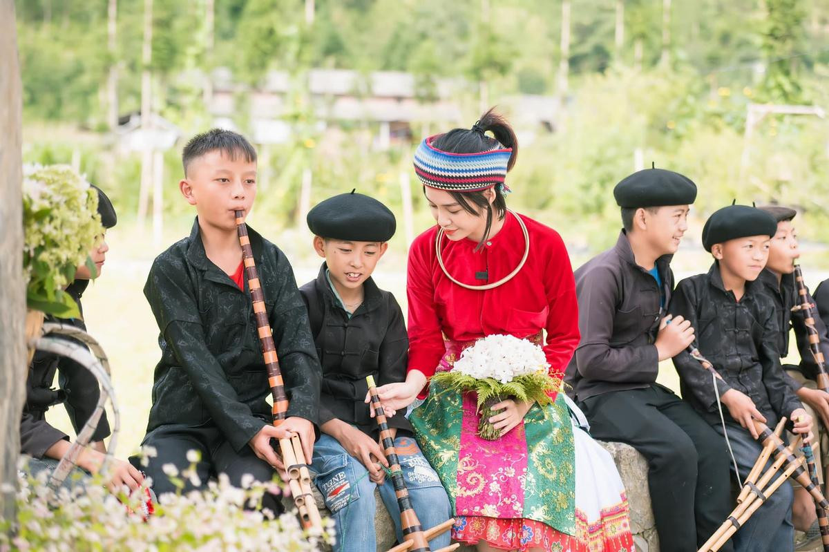 Hậu bị chê 'ngâm giấm' sau đăng quang, Nông Thúy Hằng xuất hiện với nhan sắc khác lạ Ảnh 6