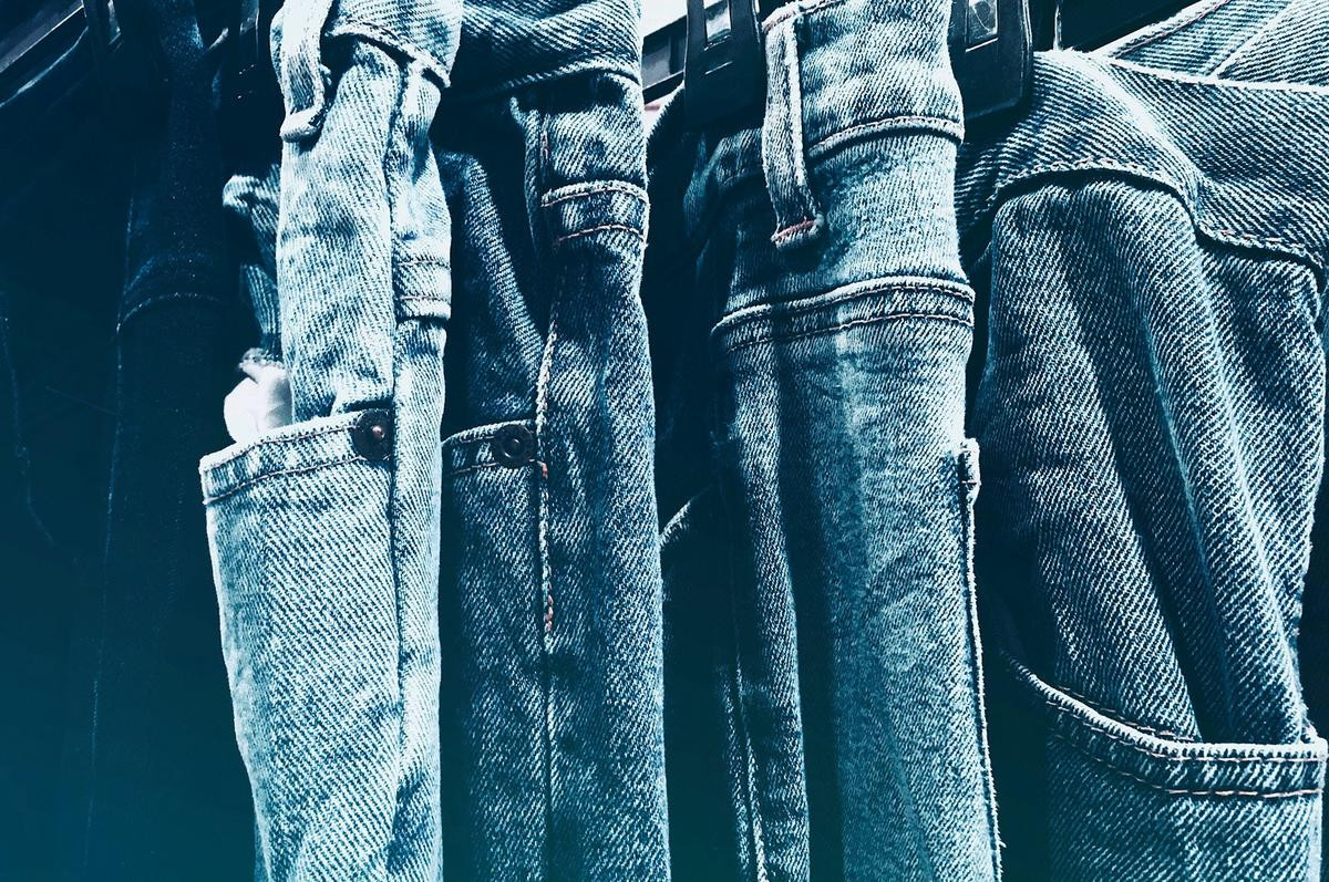 Không đủ sức cạnh tranh với quần áo thể thao, đồ denim sẽ bị 'thất sủng' trong năm 2023? Ảnh 2