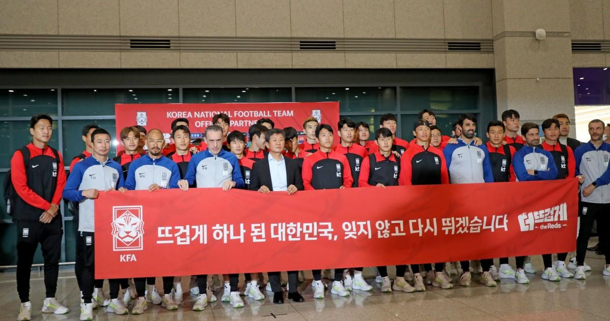 Son Heung-min và tuyển Hàn Quốc về nước được fans chào đón như trong phim Ảnh 5