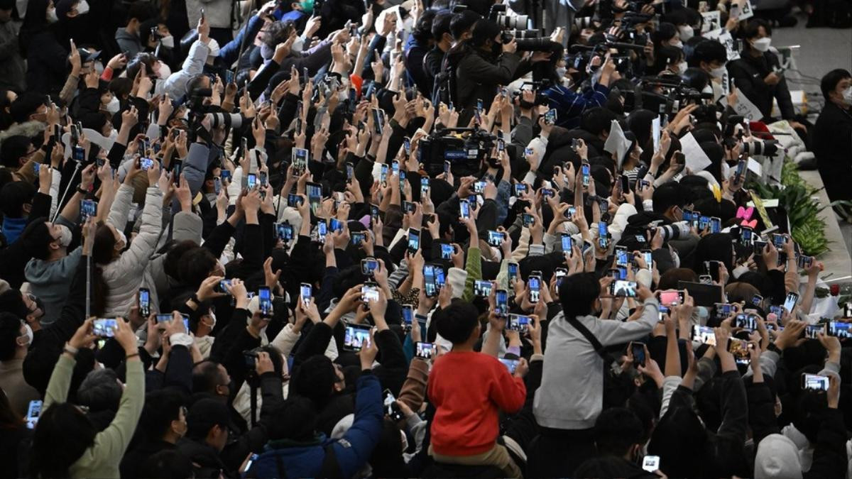 Son Heung-min và tuyển Hàn Quốc về nước được fans chào đón như trong phim Ảnh 2