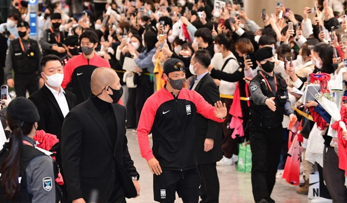 Son Heung-min và tuyển Hàn Quốc về nước được fans chào đón như trong phim Ảnh 3