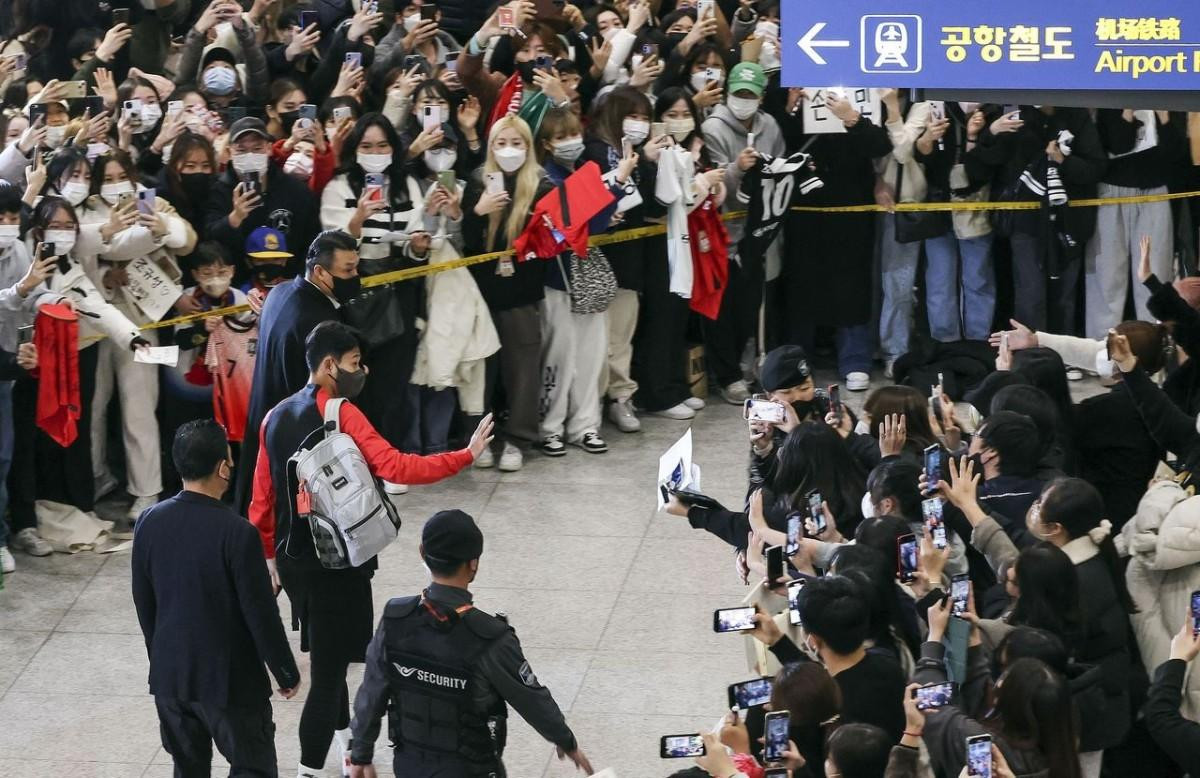 Son Heung-min và tuyển Hàn Quốc về nước được fans chào đón như trong phim Ảnh 4