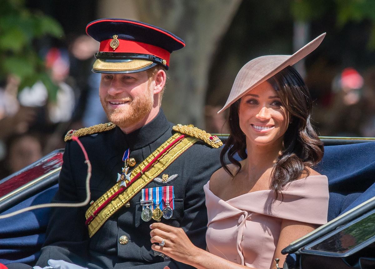 Meghan Markle ấm ức vì không được mặc màu áo giống các thành viên hoàng gia Ảnh 1