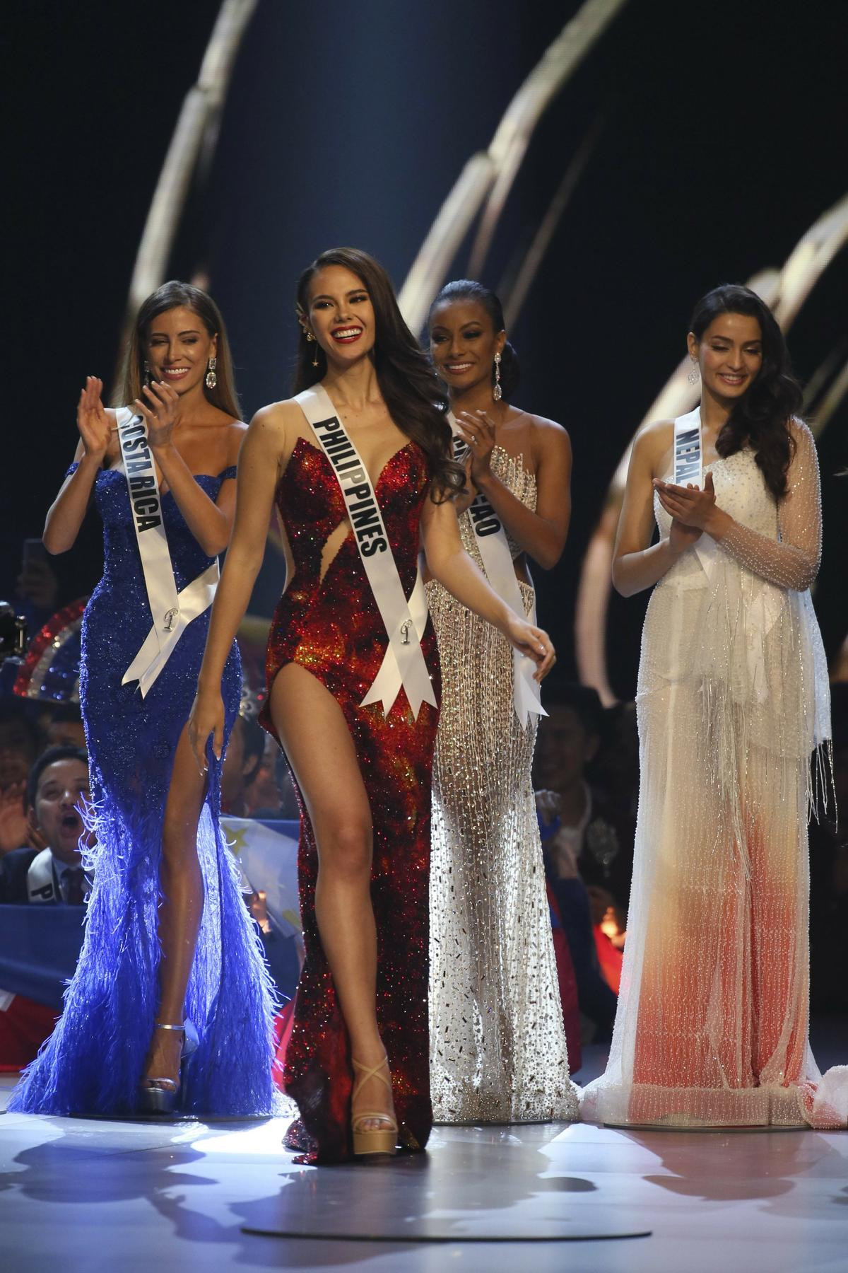 Catriona Gray sẽ thay thế Steve dẫn dắt Miss Universe: Fan năn nỉ Mèo Xám hãy bung xõa Lava Walk? Ảnh 3