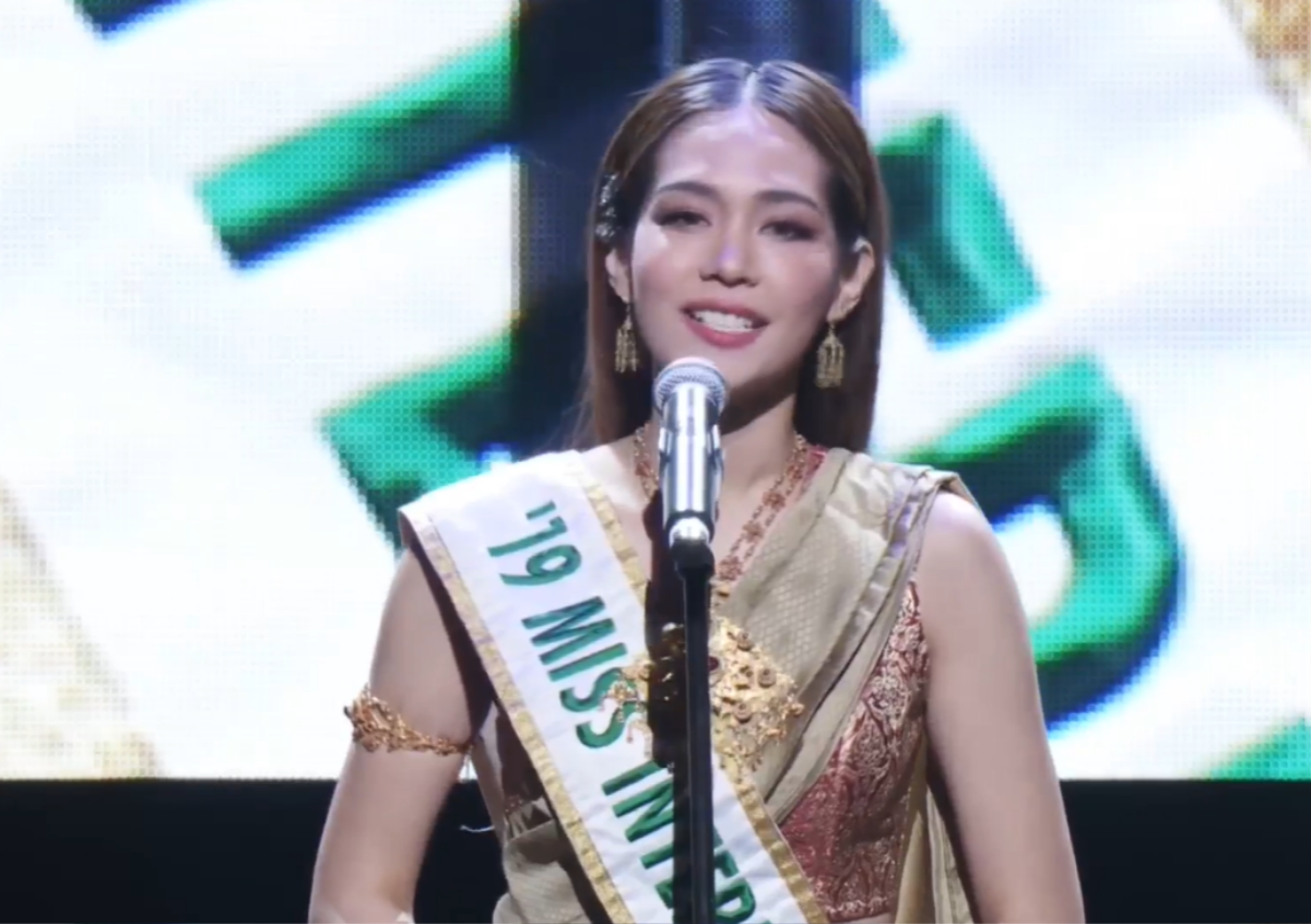 Đương kim Miss International cầm giấy đọc tiếng Nhật, netizen nhớ đến màn 'bắn' 4 thứ tiếng của Thùy Tiên Ảnh 1