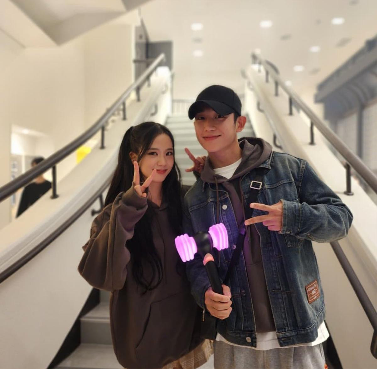 Jung Hae In nhắc đến Jisoo (BLACKPINK) khi đang ngồi cạnh tình mới: Kbiz sắp có đám cưới thế kỷ? Ảnh 1