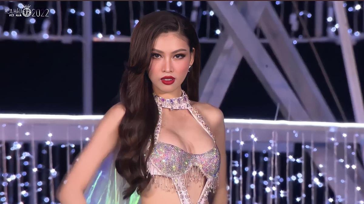 Đỗ Thị Hà lướt như mây trên sàn catwalk, sải bước đầy quyền lực tại đêm thi Người đẹp Biển Ảnh 2