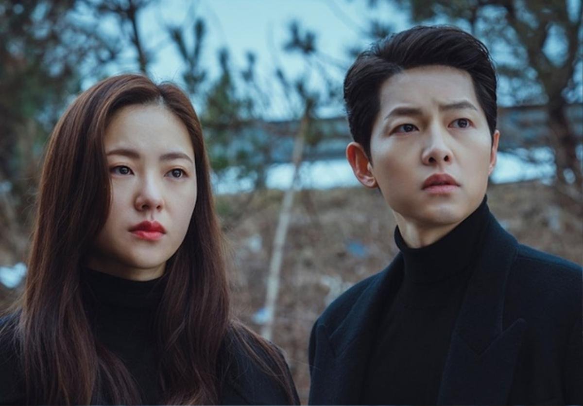 Song Joong Ki tiếp tục trêu tức Song Hye Kyo, lại còn công khai ôm ấp tình tin đồn Ảnh 3