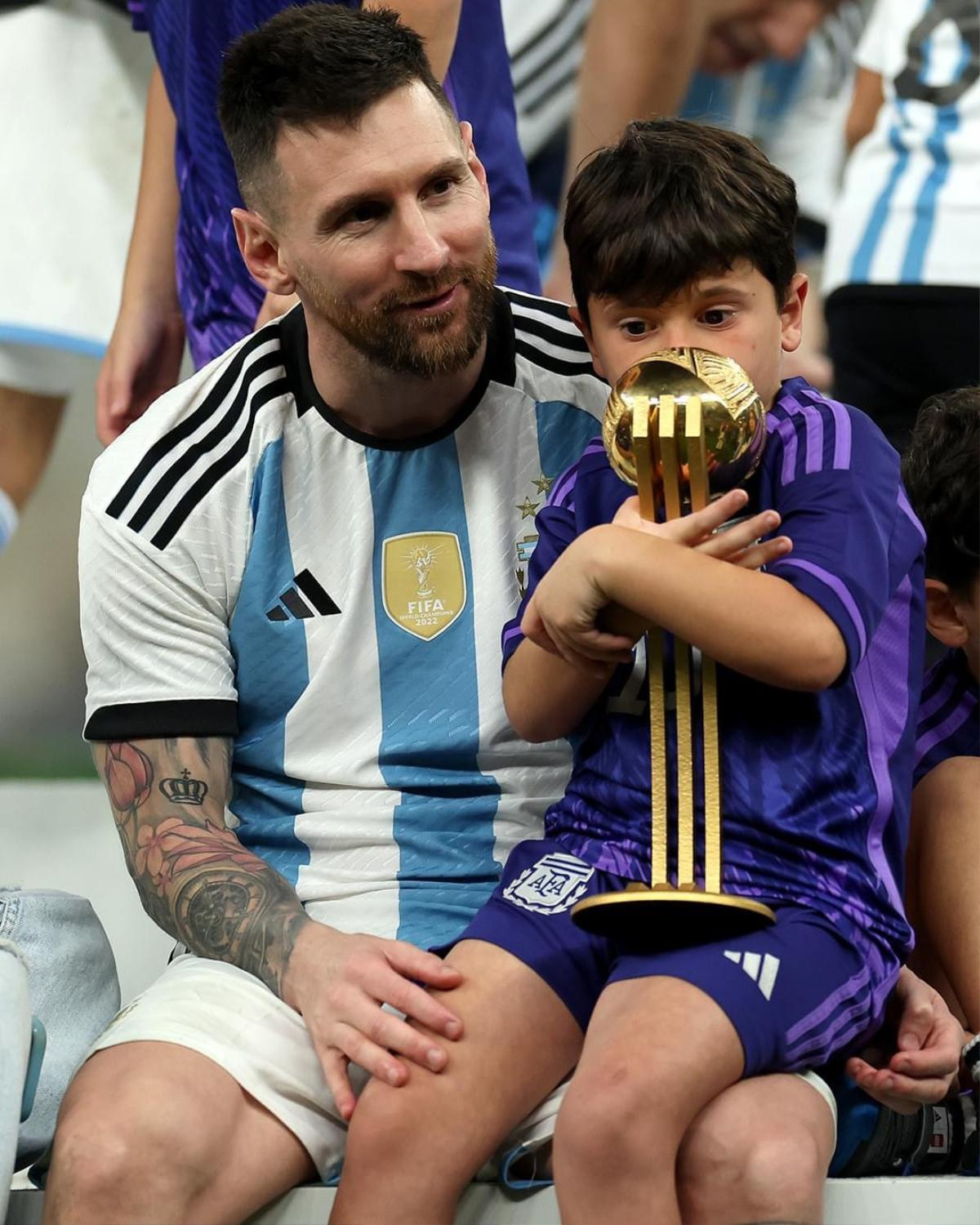 Messi gây sốt với cảnh cưng chiều vợ trong thời điểm vinh quang nhất cuộc đời Ảnh 6