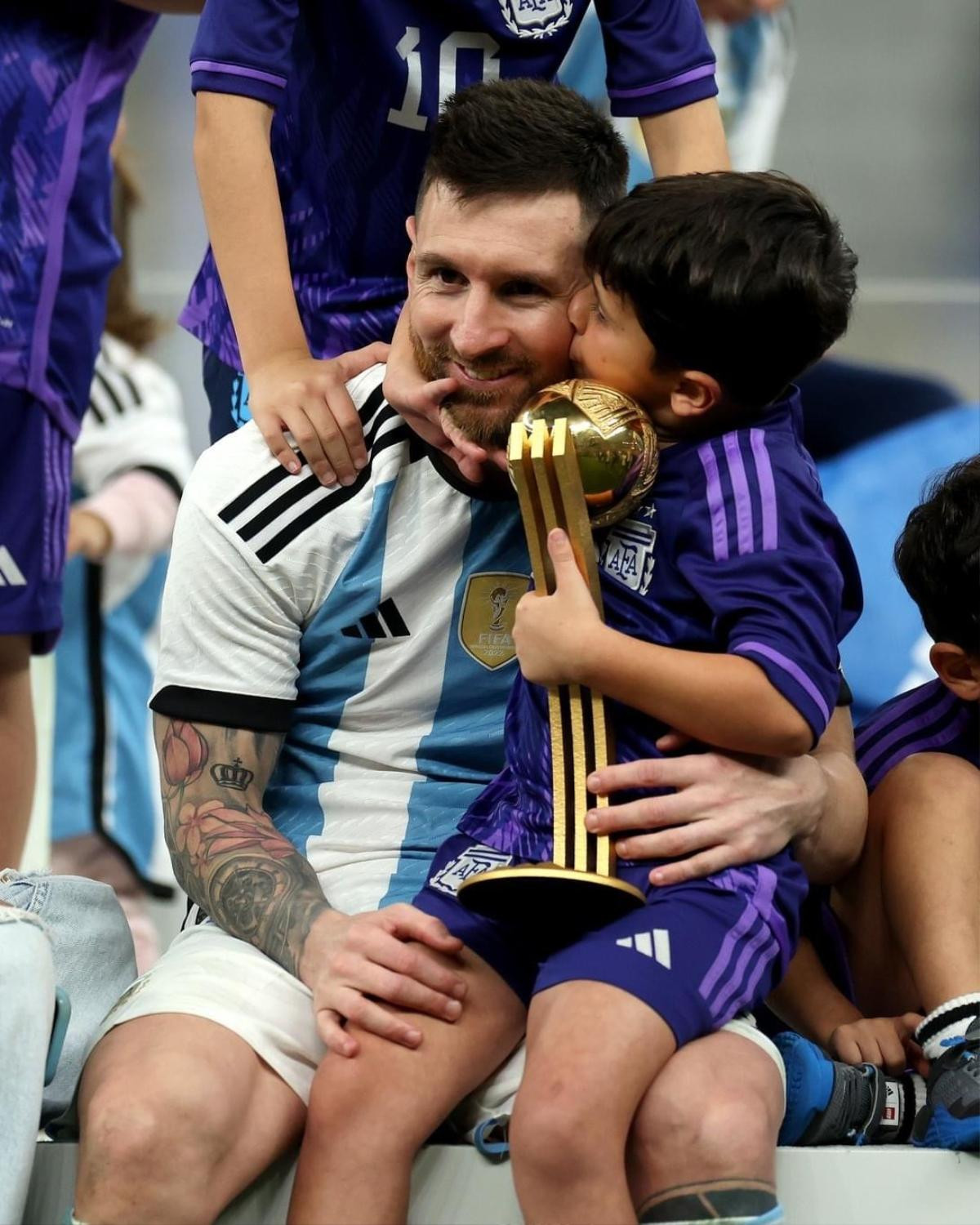 Con trai Messi thần tượng Ronaldo phản ứng gì khi cầm HCV World Cup của bố? Ảnh 4