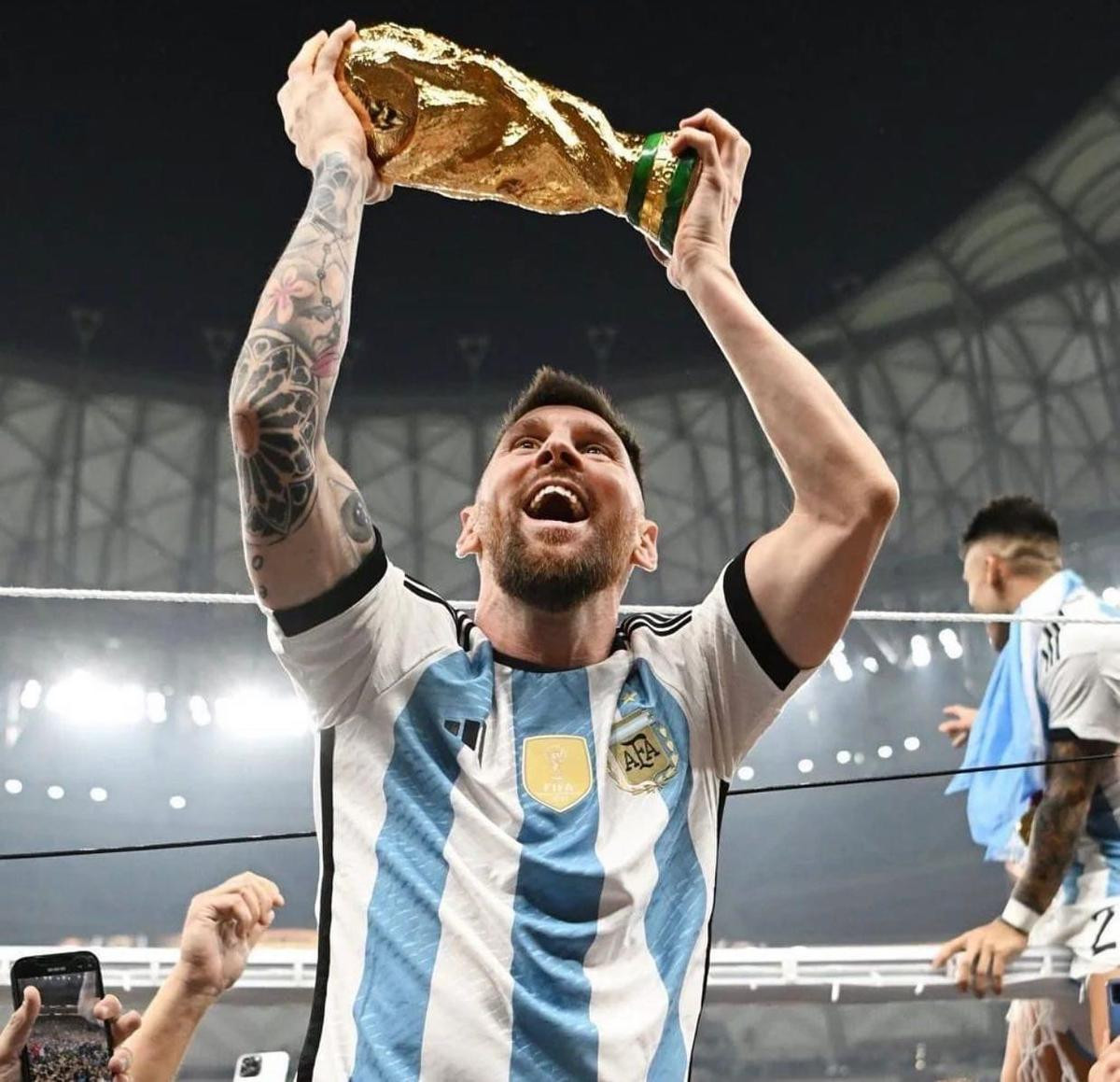 FIFA 'tát vào mặt' bạn gái Ronaldo: Messi hay nhất mọi thời đại! Ảnh 2