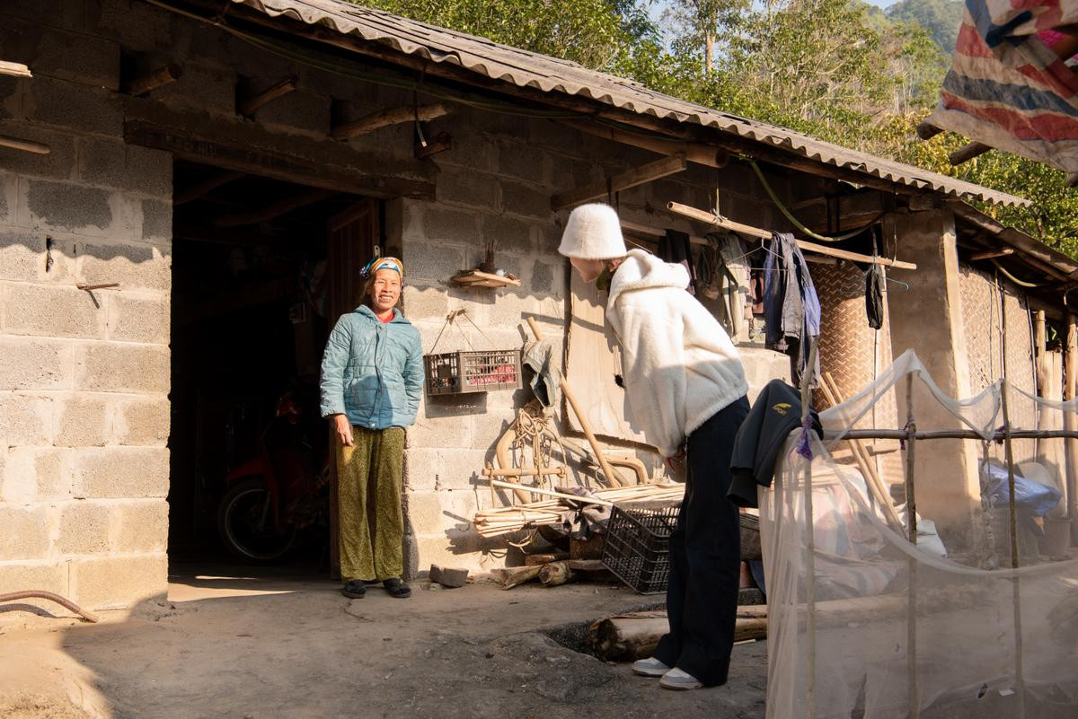 Bất chấp cái lạnh thấu xương, Lương Thùy Linh gói bánh chưng sưởi ấm cho các chiến sĩ biên giới Ảnh 6