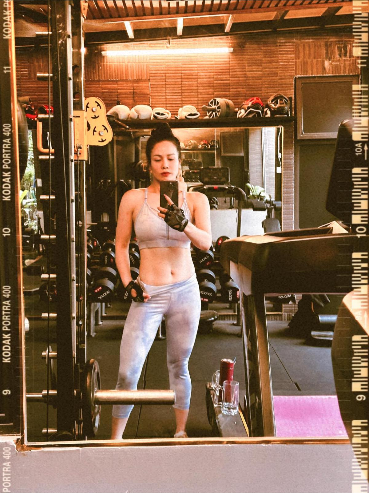 Sau Angela Phương Trinh, một sao nữ Vbiz khoe cơ bắp cuồn cuộn hậu chăm chỉ tập gym Ảnh 4