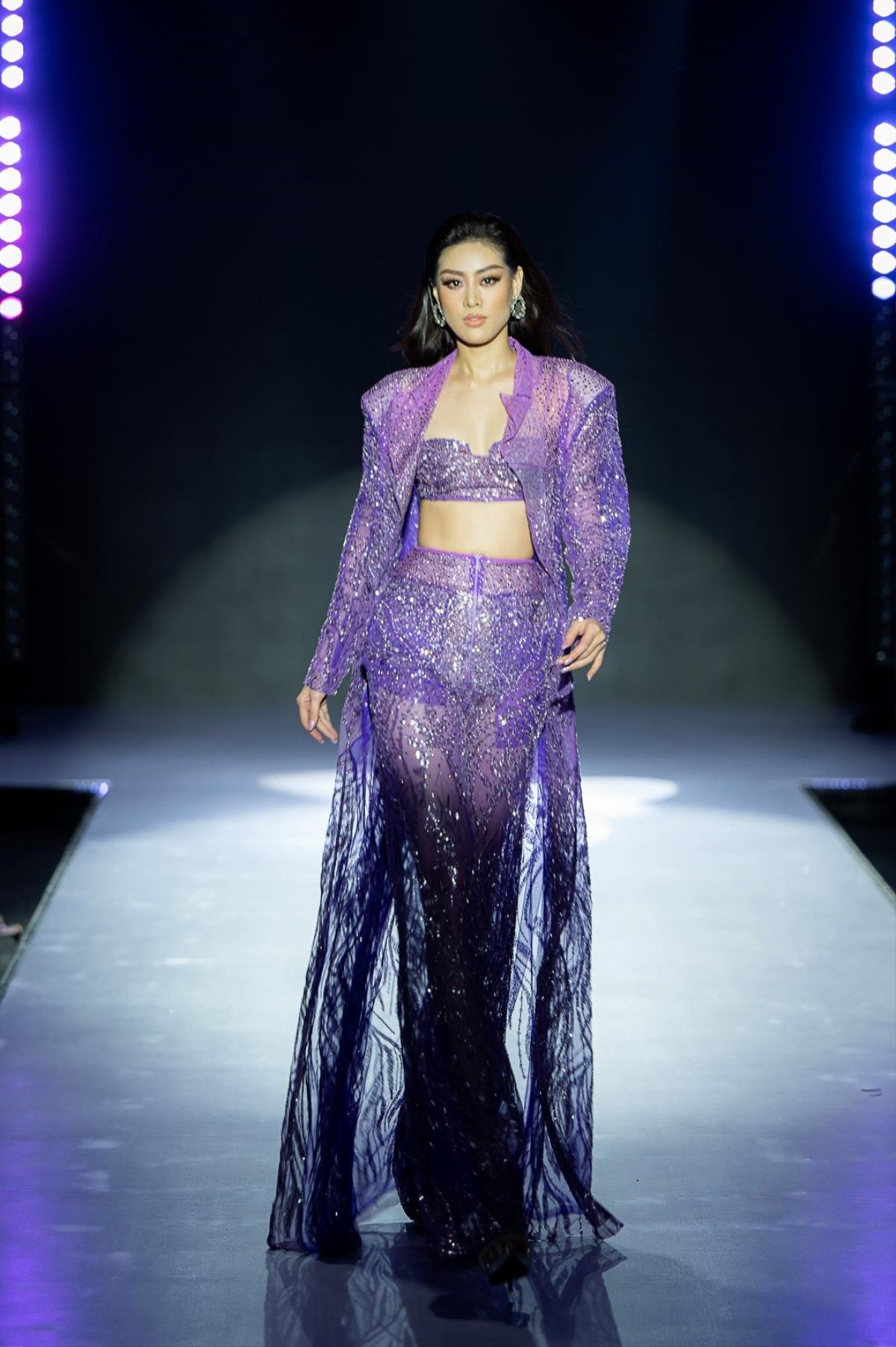 Đoàn Thiên Ân - Ngọc Châu làm vedette tại Brave Heart Fashion Show 2022 của Hoa hậu Khánh Vân Ảnh 1