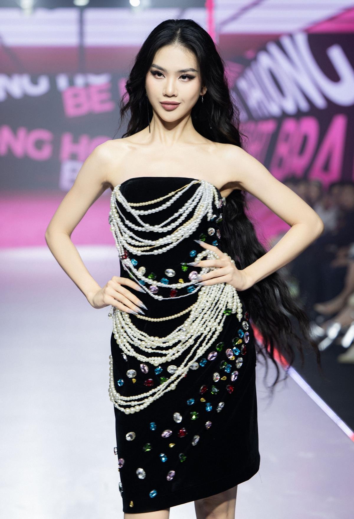 Đoàn Thiên Ân - Ngọc Châu làm vedette tại Brave Heart Fashion Show 2022 của Hoa hậu Khánh Vân Ảnh 7