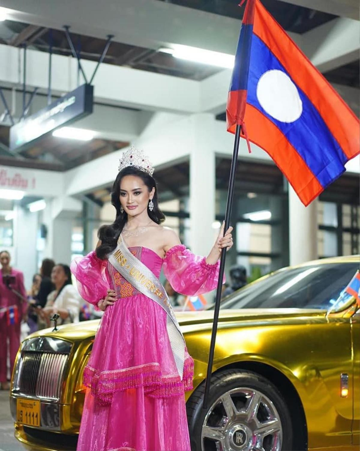 Miss Universe Lào 'chơi lớn', đi siêu xe mạ vàng ra sân bay lên đường sang Mỹ: Vị trí nào cho năm nay? Ảnh 2