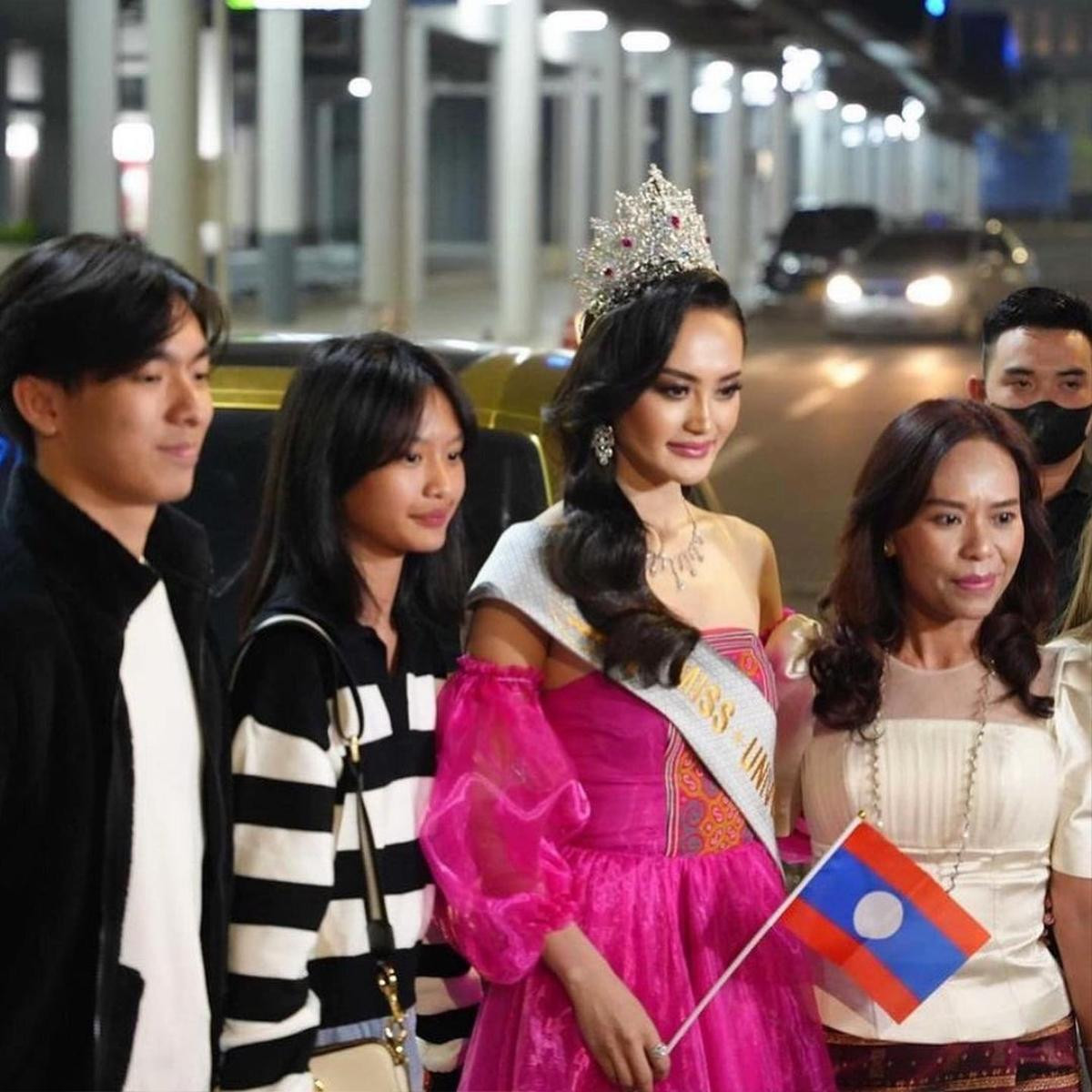 Miss Universe Lào 'chơi lớn', đi siêu xe mạ vàng ra sân bay lên đường sang Mỹ: Vị trí nào cho năm nay? Ảnh 1