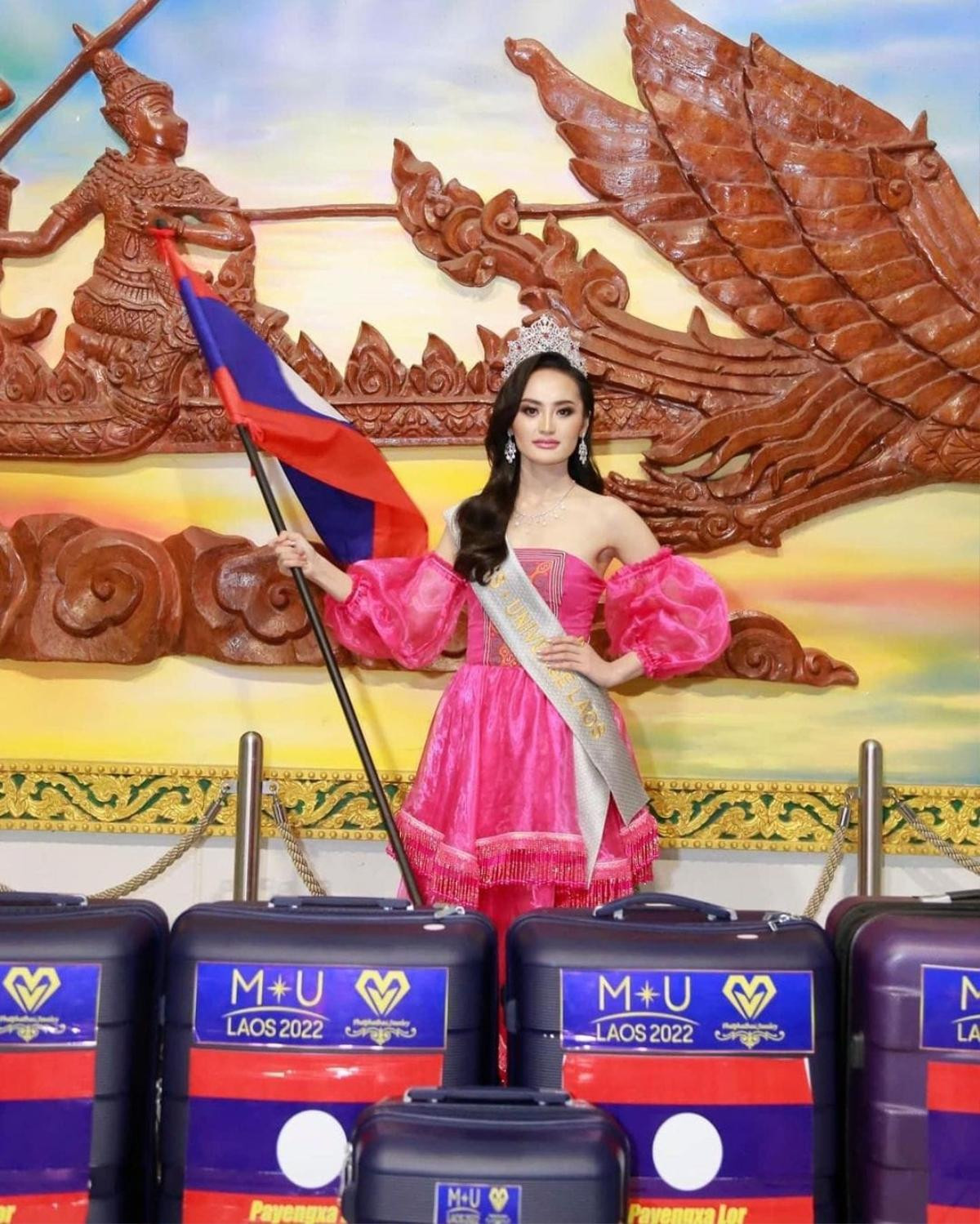 Miss Universe Lào 'chơi lớn', đi siêu xe mạ vàng ra sân bay lên đường sang Mỹ: Vị trí nào cho năm nay? Ảnh 3