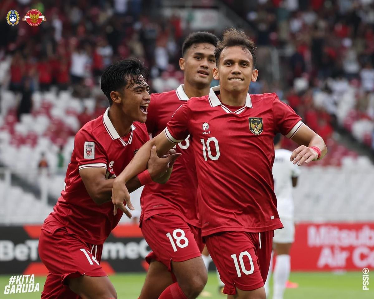 Indonesia đánh bại Campuchia trên sân Bung Karno đẹp lung linh như sân World Cup của Qatar Ảnh 1