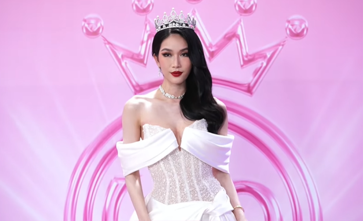 Phương Anh đổ bộ thảm đỏ Hoa hậu Việt Nam, fan vẫn thắc mắc: Sao out-top Miss International được nhỉ? Ảnh 4