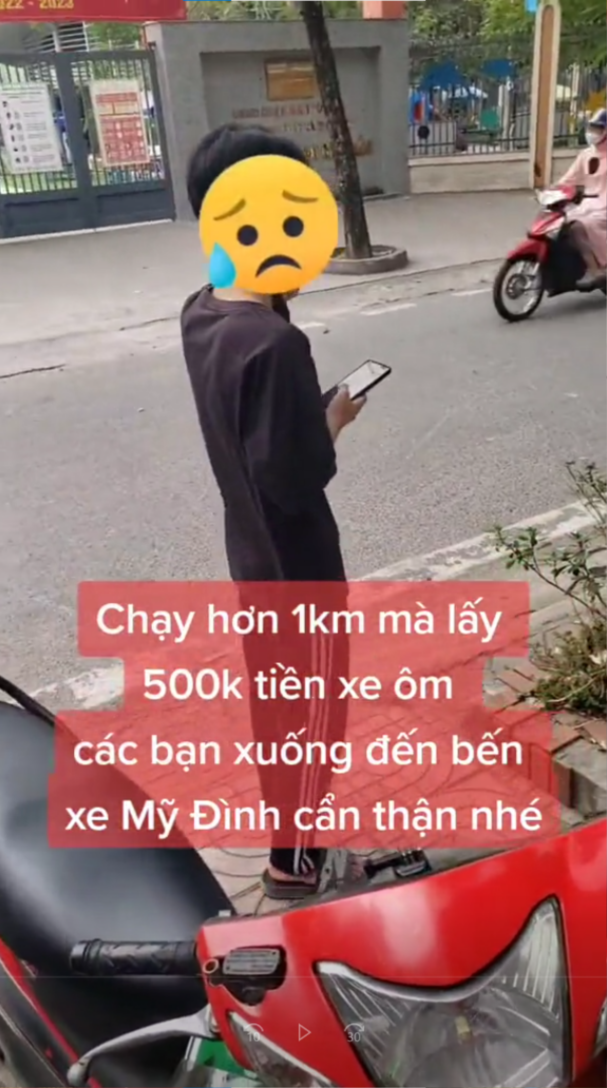 Xôn xao clip tài xế xe ôm ở bến xe chở khách đi hơn 1km đòi 500 nghìn đồng Ảnh 2