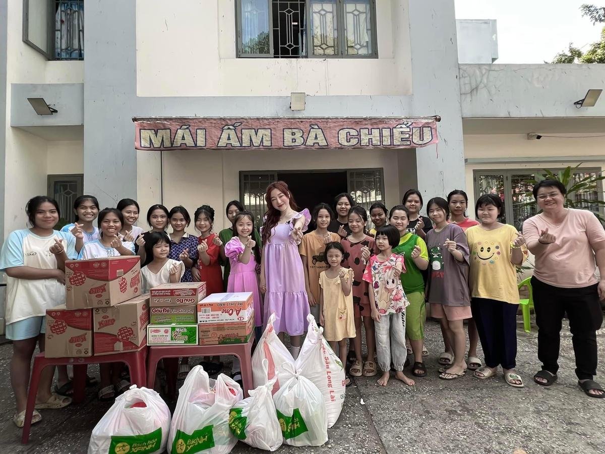 Elly Trần giữ đúng lời hứa, sử dụng số tiền đấu giá từ váy 'xa lánh' nhân dịp Giáng sinh Ảnh 3