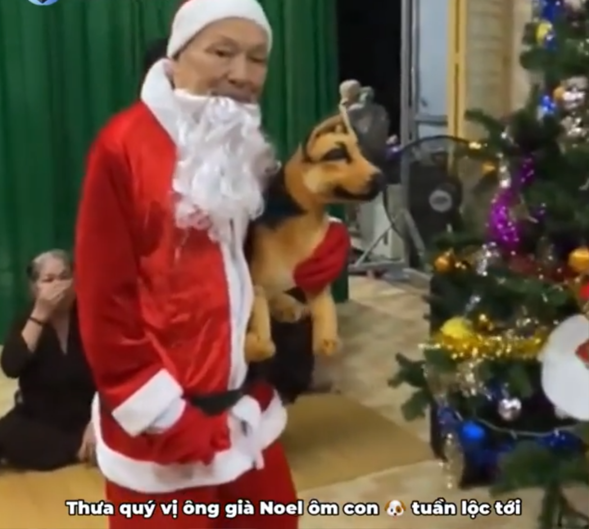 Rầm rộ clip 'thầy ông nội' hóa trang ông già Noel đêm giáng sinh năm trước và dự đoán giật mình Ảnh 1