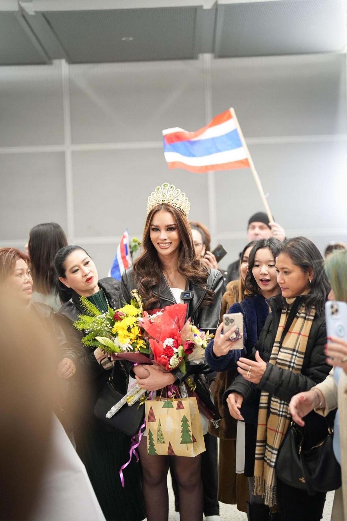 Vừa sang Mỹ, Miss Universe Thailand 2022 được fan đeo tặng sash làm bằng tiền đô trông như 'phú bà' Ảnh 2