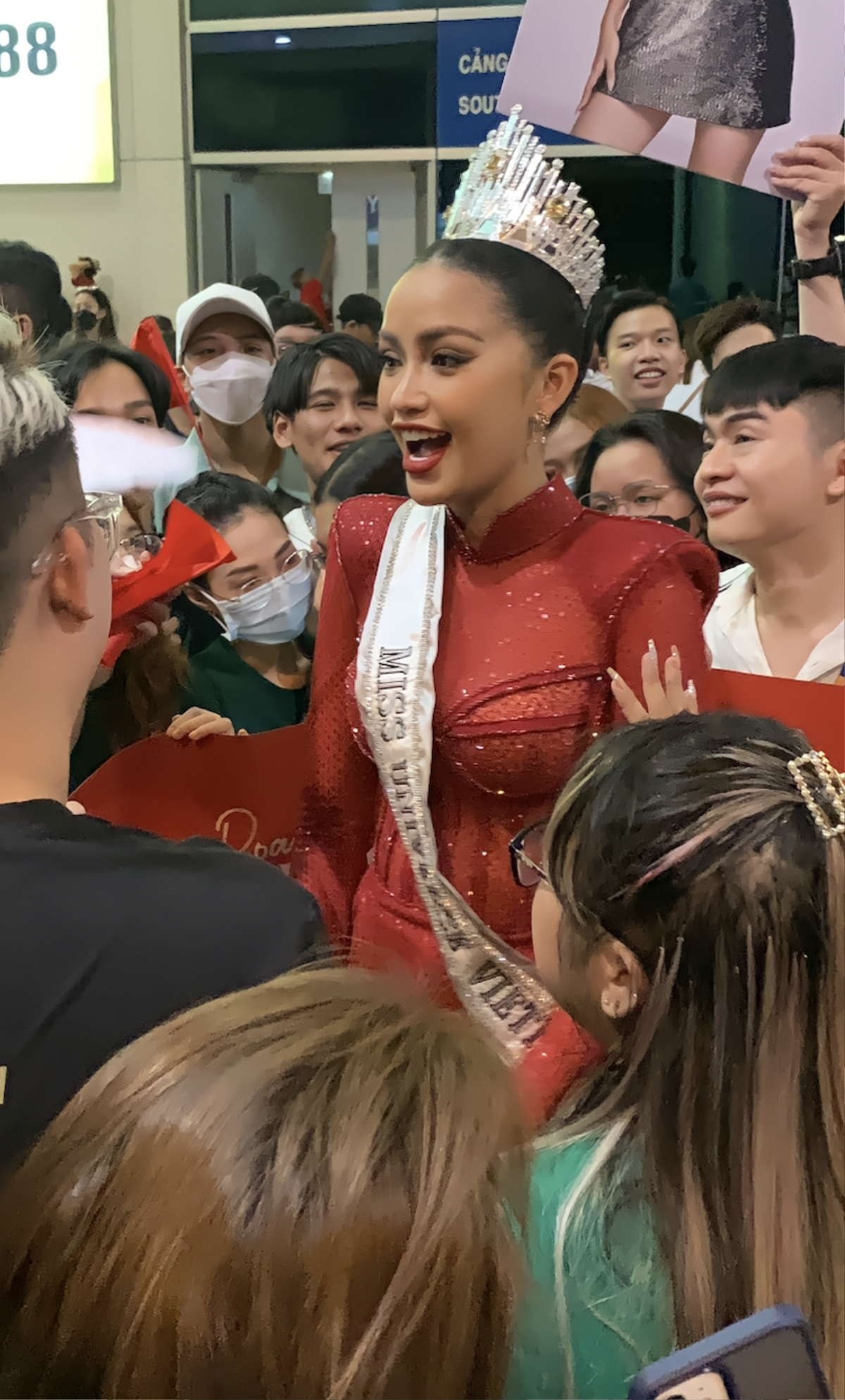 Cận cảnh nhan sắc Ngọc Châu qua cam thường tại sân bay: Quá mặn mà để càn quét Miss Universe Ảnh 1