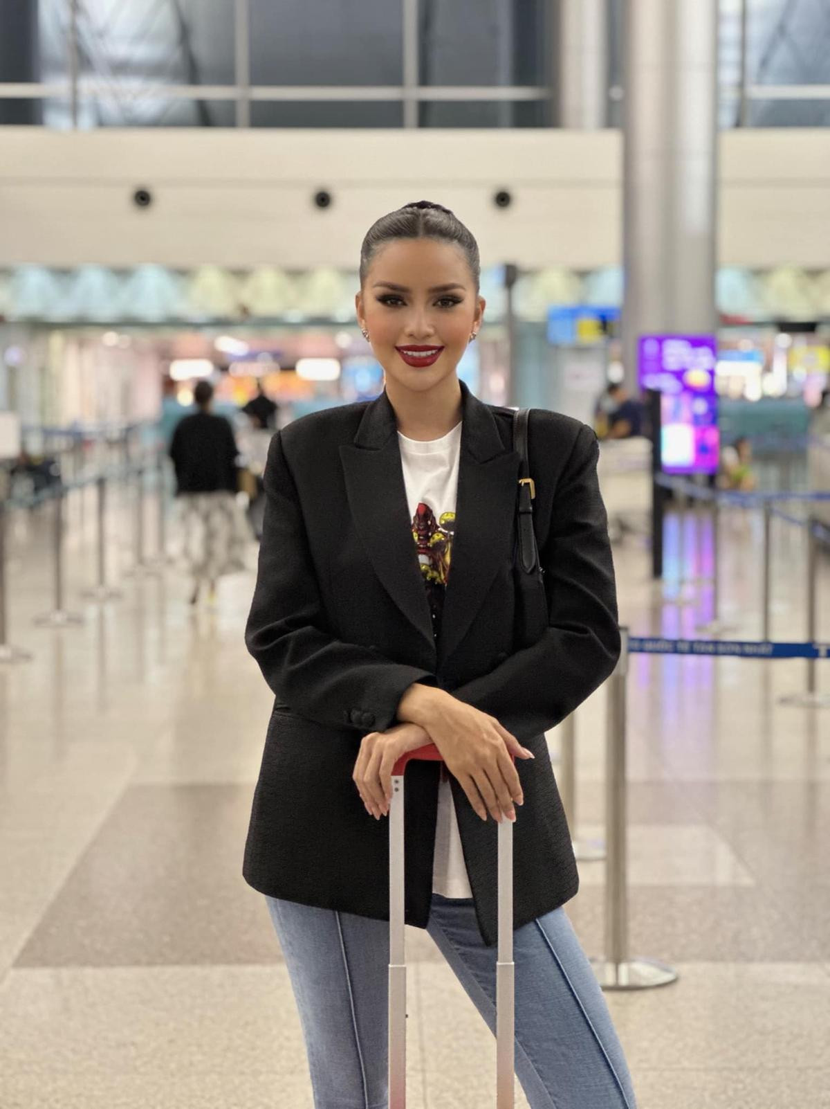 Miss Universe Thailand gây tranh cãi khi mang theo ekip hùng hậu sang Mỹ Ảnh 1