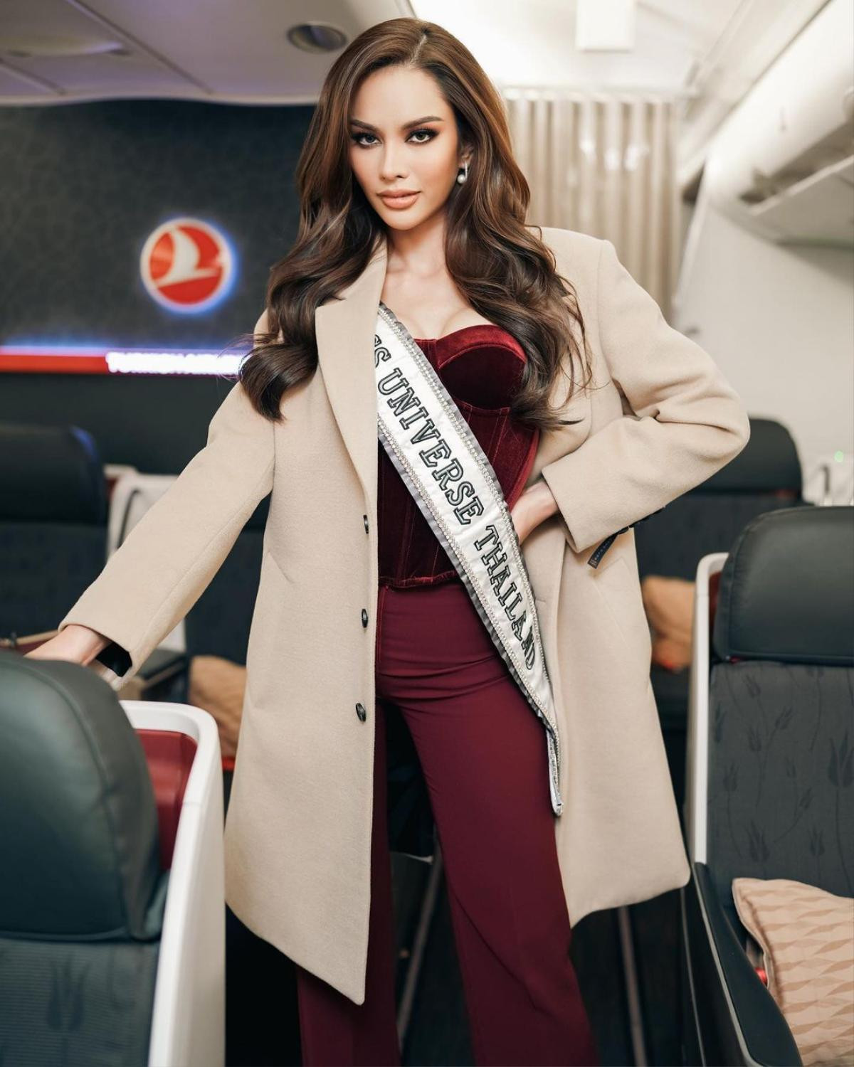 Vừa đến Miss Universe 2022, đại diện Thái Lan bị chỉ trích khoe khoang quá mức, ê-kíp quá o bế Ảnh 3