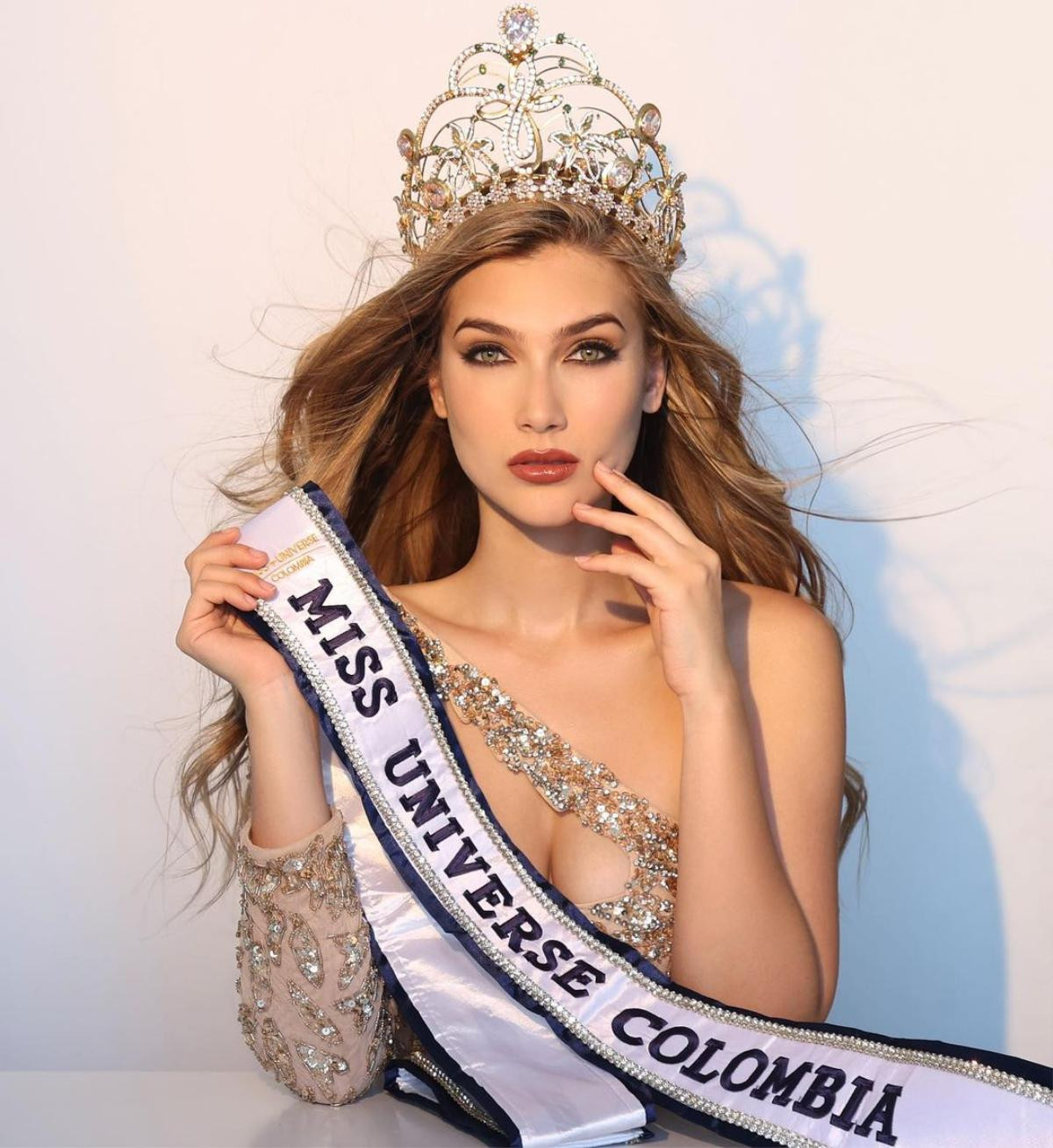 Chủ tịch Miss Universe 'ưu ái' một mỹ nhân ra mặt, fan bắt đầu hơi 'rén' giùm Ngọc Châu Ảnh 2