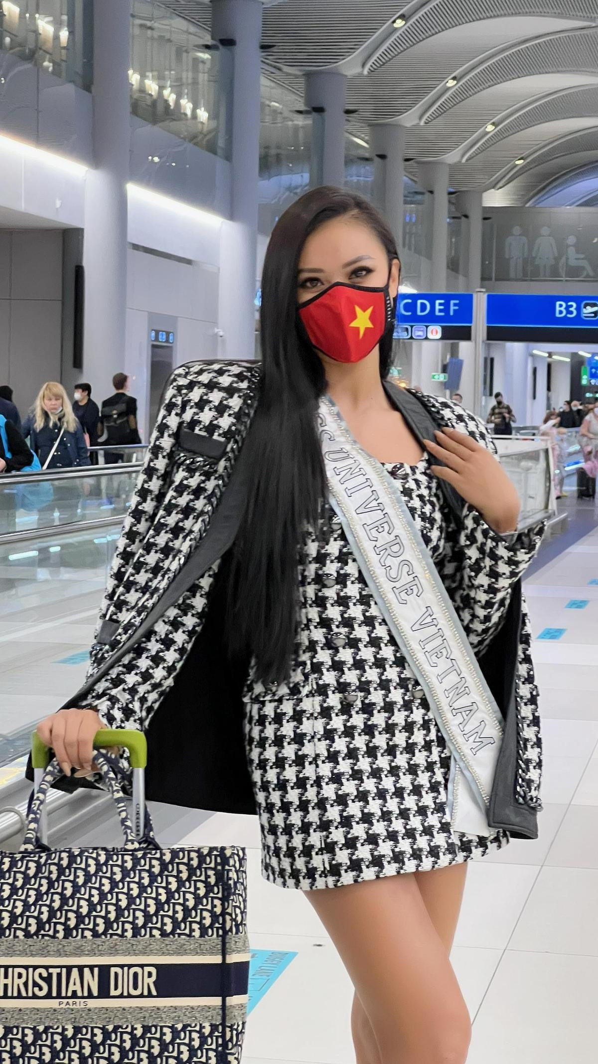 Tín hiệu phát ra từ vũ trụ: Ngọc Châu diện outfit na ná 2 'đàn chị' ngày chào sân Miss Universe Ảnh 9