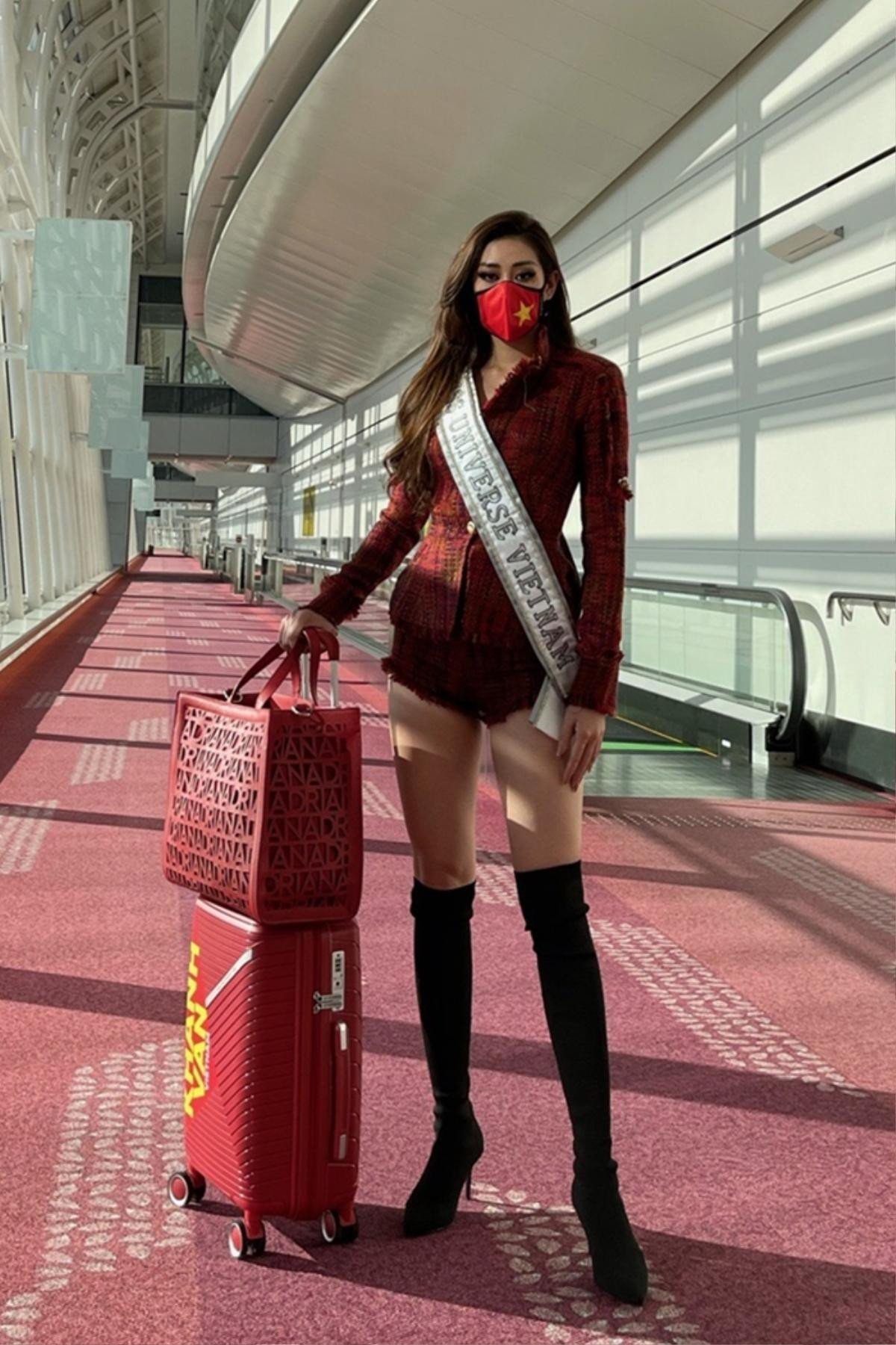 Tín hiệu phát ra từ vũ trụ: Ngọc Châu diện outfit na ná 2 'đàn chị' ngày chào sân Miss Universe Ảnh 8