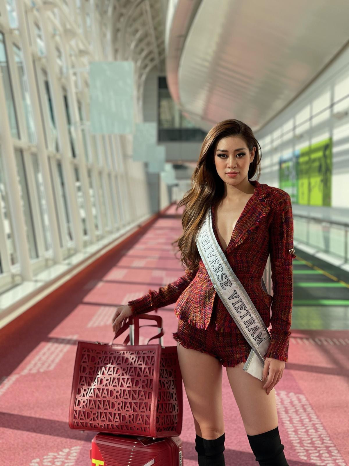 Tín hiệu phát ra từ vũ trụ: Ngọc Châu diện outfit na ná 2 'đàn chị' ngày chào sân Miss Universe Ảnh 7