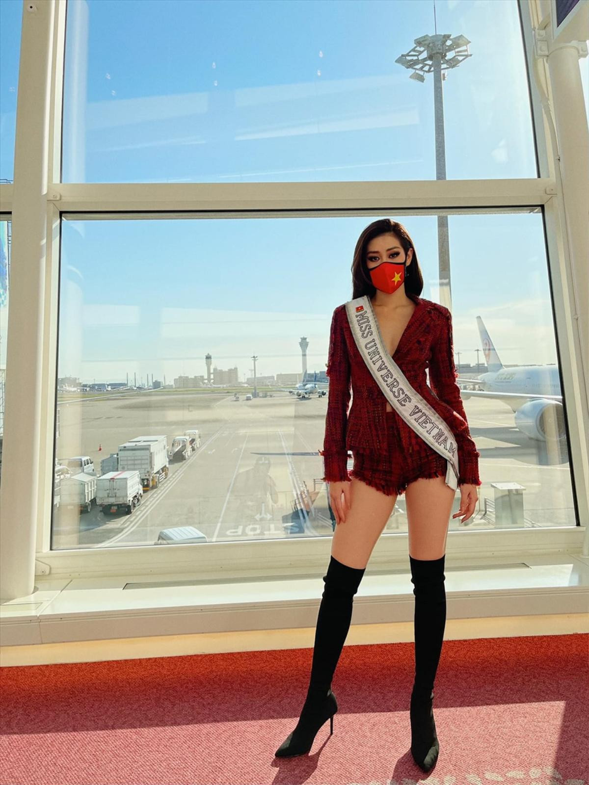 Tín hiệu phát ra từ vũ trụ: Ngọc Châu diện outfit na ná 2 'đàn chị' ngày chào sân Miss Universe Ảnh 6