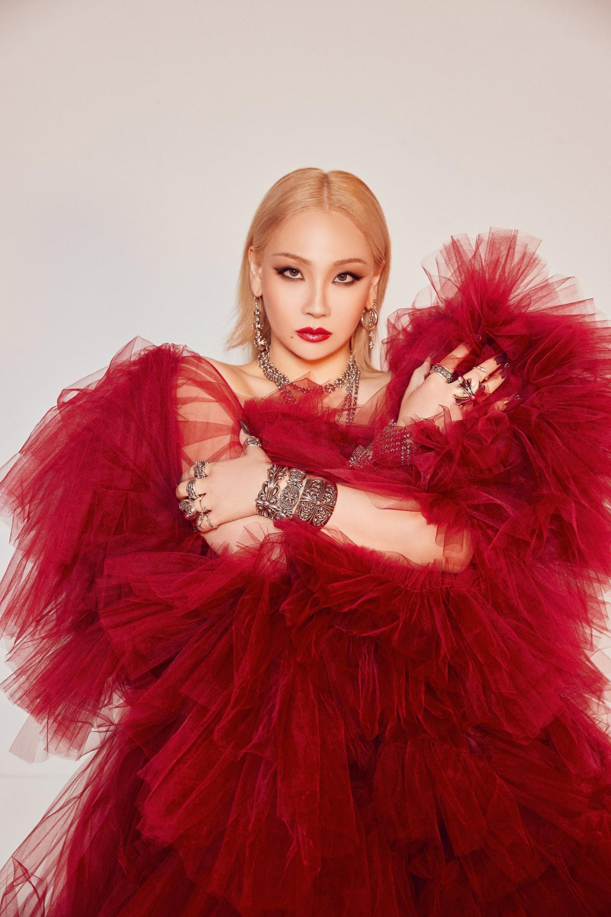 CL vừa có mặt tại sân bay, nam vệ sĩ thân cận của Mỹ Tâm bỗng 'vượt mặt' nữ idol Ảnh 6