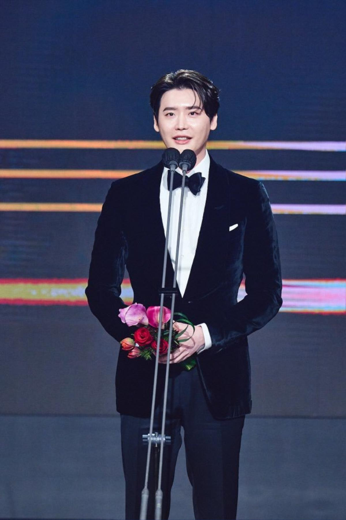 Lee Jong Suk ẩn ý cảm ơn bạn gái sau khi nhận được giải Daesang, 'người ấy' là ai? Ảnh 2