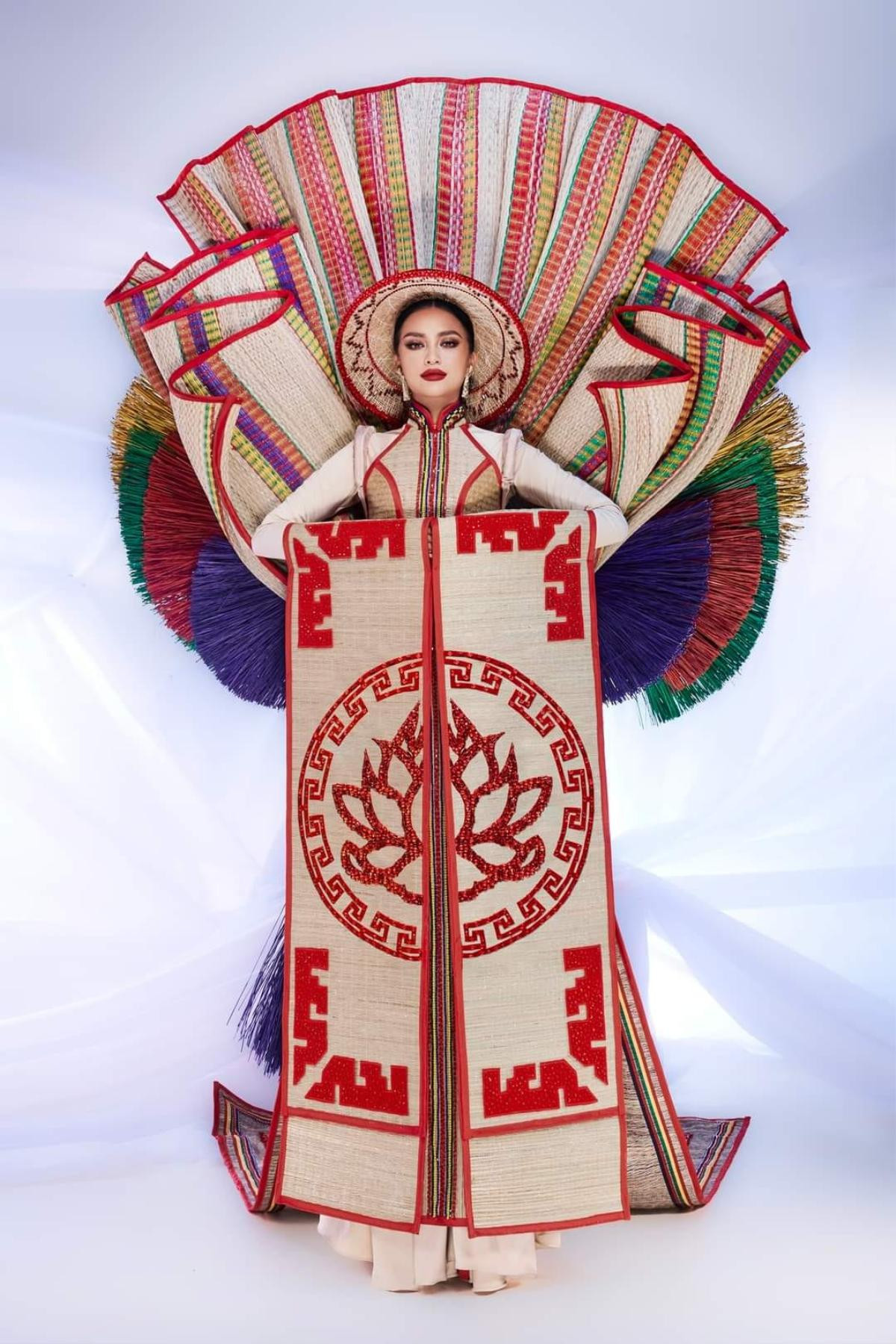 National Costume độc đáo của đại diện Hà Lan: Chiếu Cà Mau của Ngọc Châu có nguy cơ bị mờ nhạt Ảnh 6