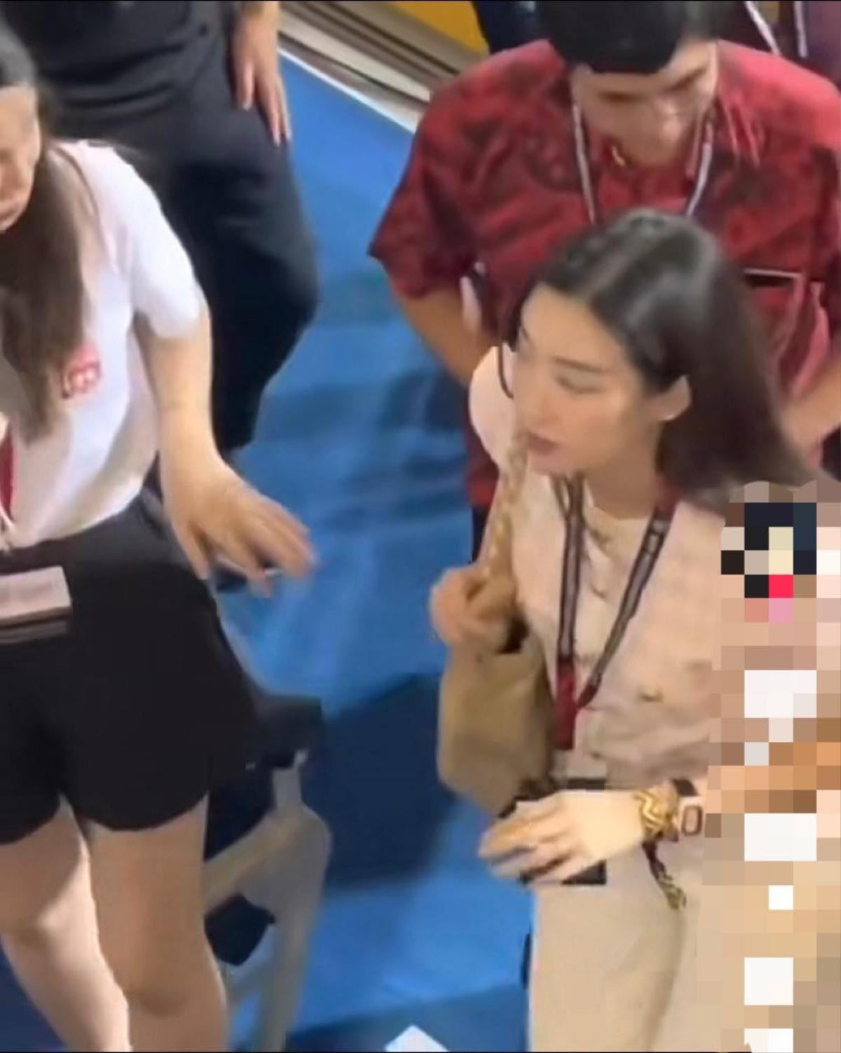 Thông qua một video, netizen xuýt xoa: 'Nhìn đã biết Đỗ Mỹ Linh được nhà chồng rất yêu thương' Ảnh 3