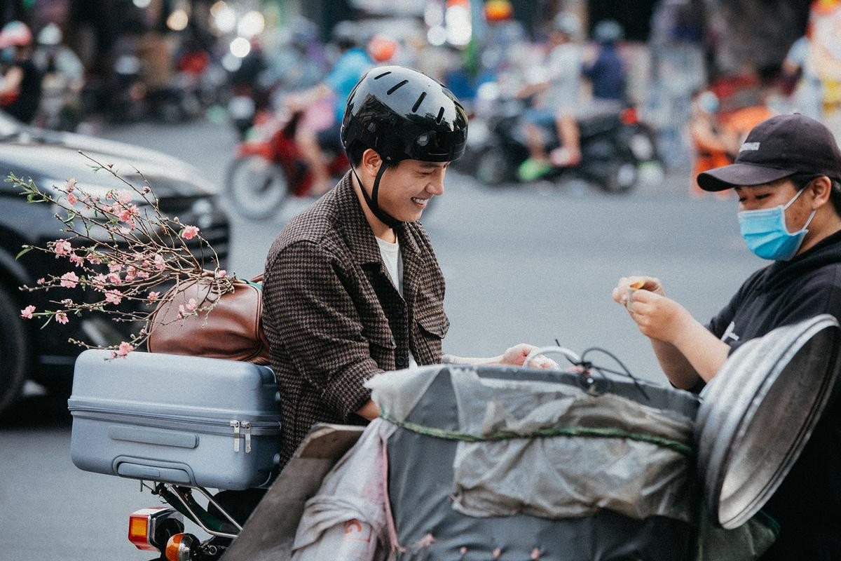 Anh Tú ra mắt MV 'Mừng Con Về Nhà' nói lên nỗi lòng những người xa quê Ảnh 3